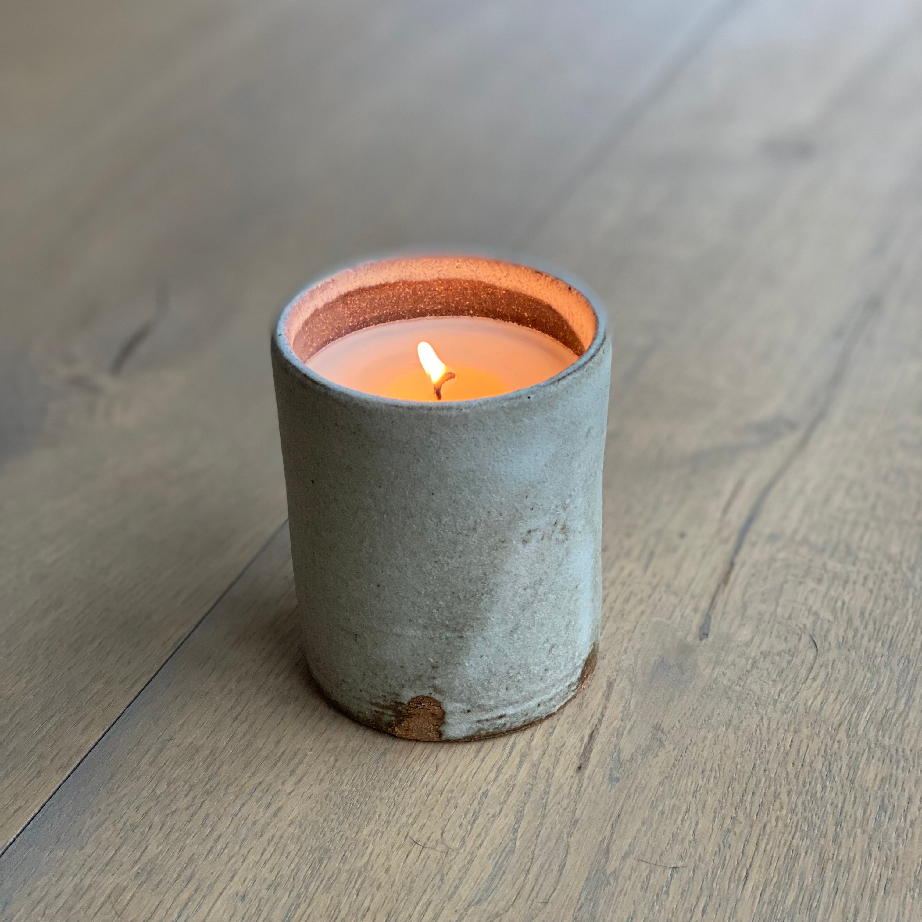 Duftlys i hånddrejet keramik med duft af citron og bergamot – frontfoto