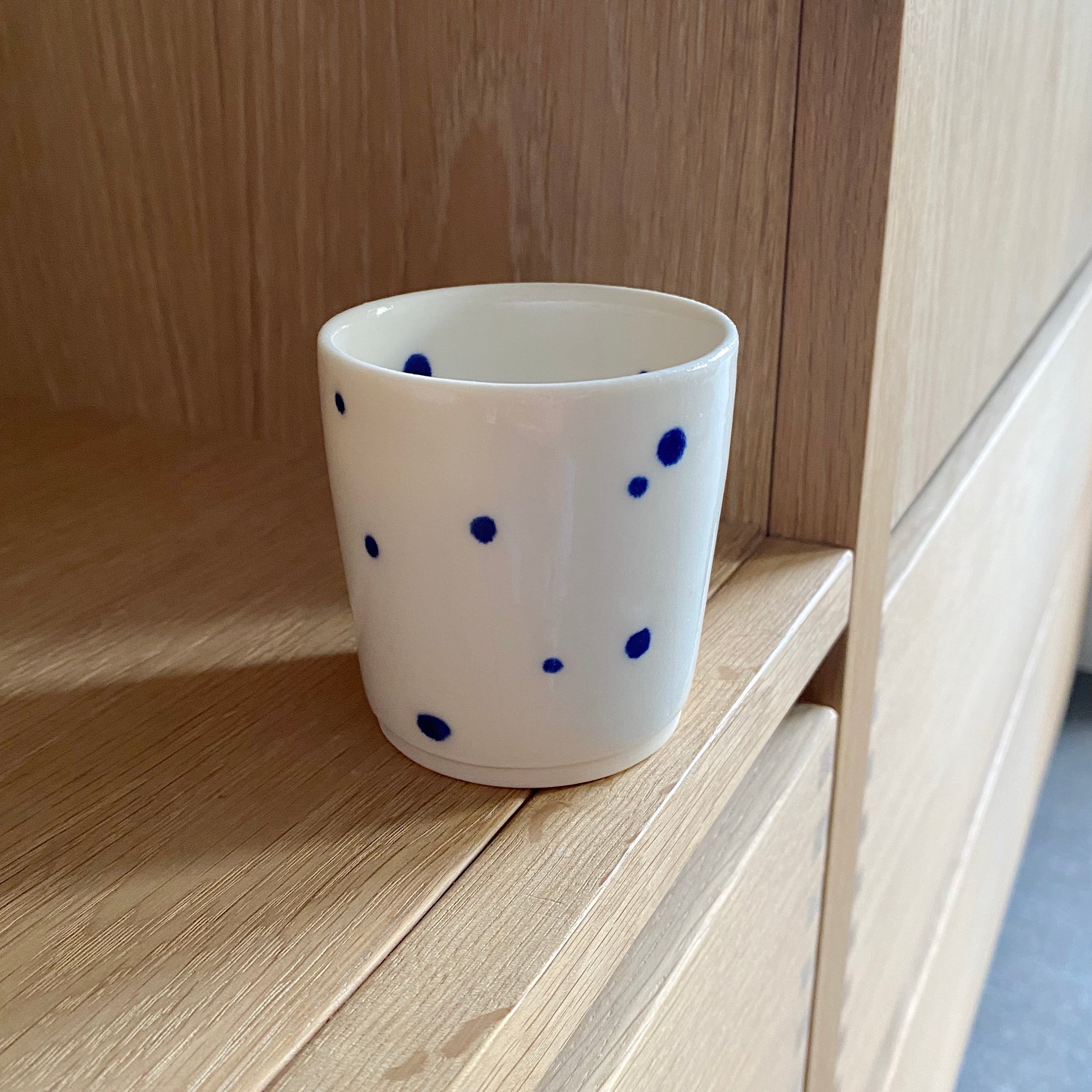 Hånddrejet espressokop i porcelæn med blå prikker