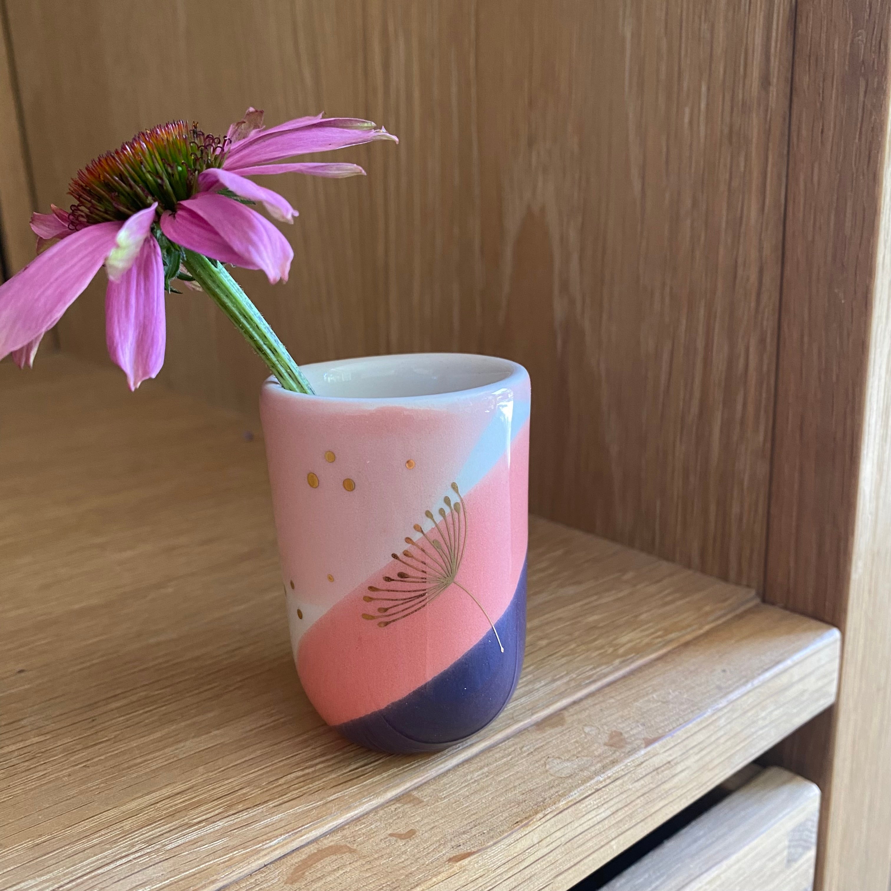 Keramik espressokop brugt som mini vase med blomst – Dandelion design fra Marinski