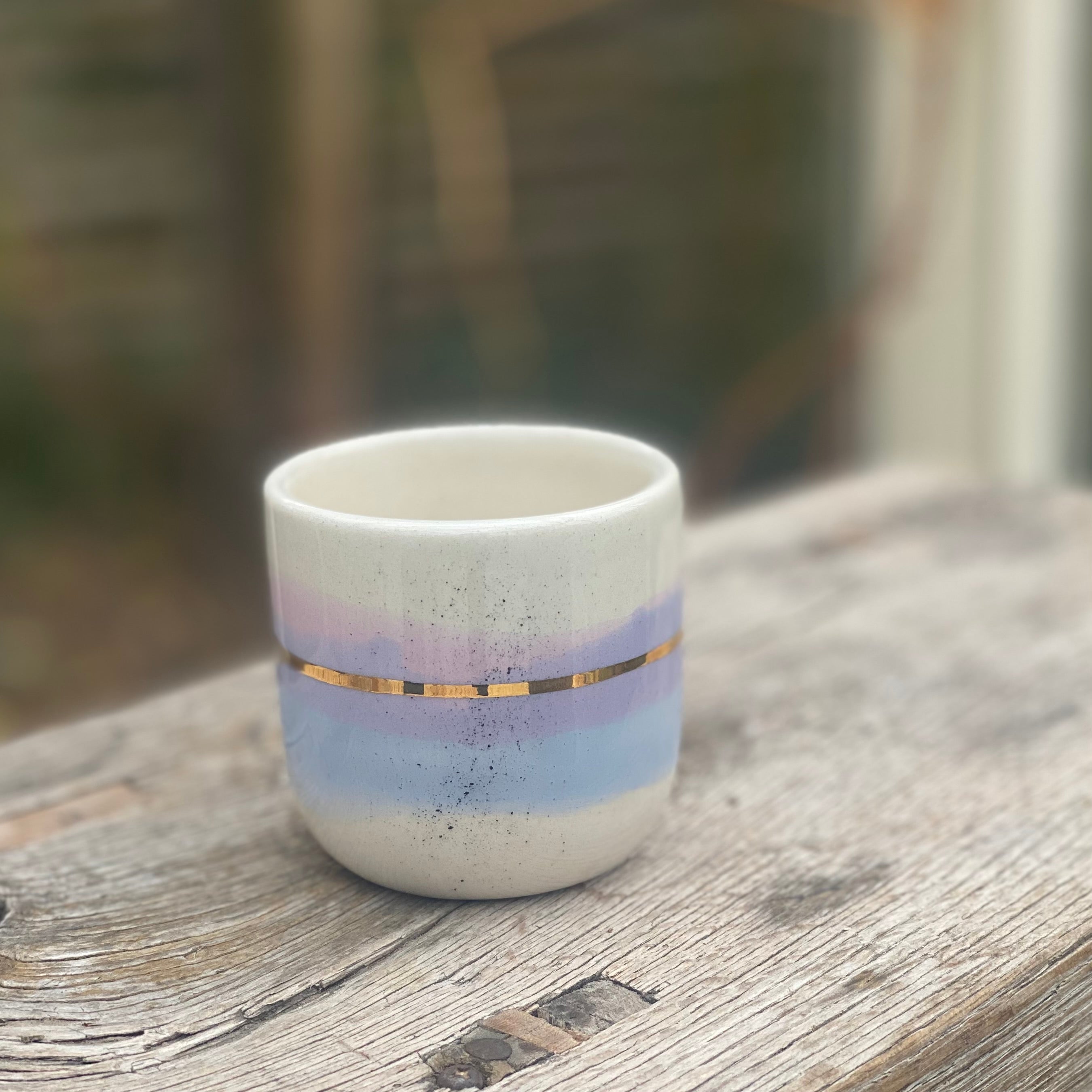 Håndlavet espressokop i blå og lilla med guldstreg fra Marinski – design Landscape Serenity