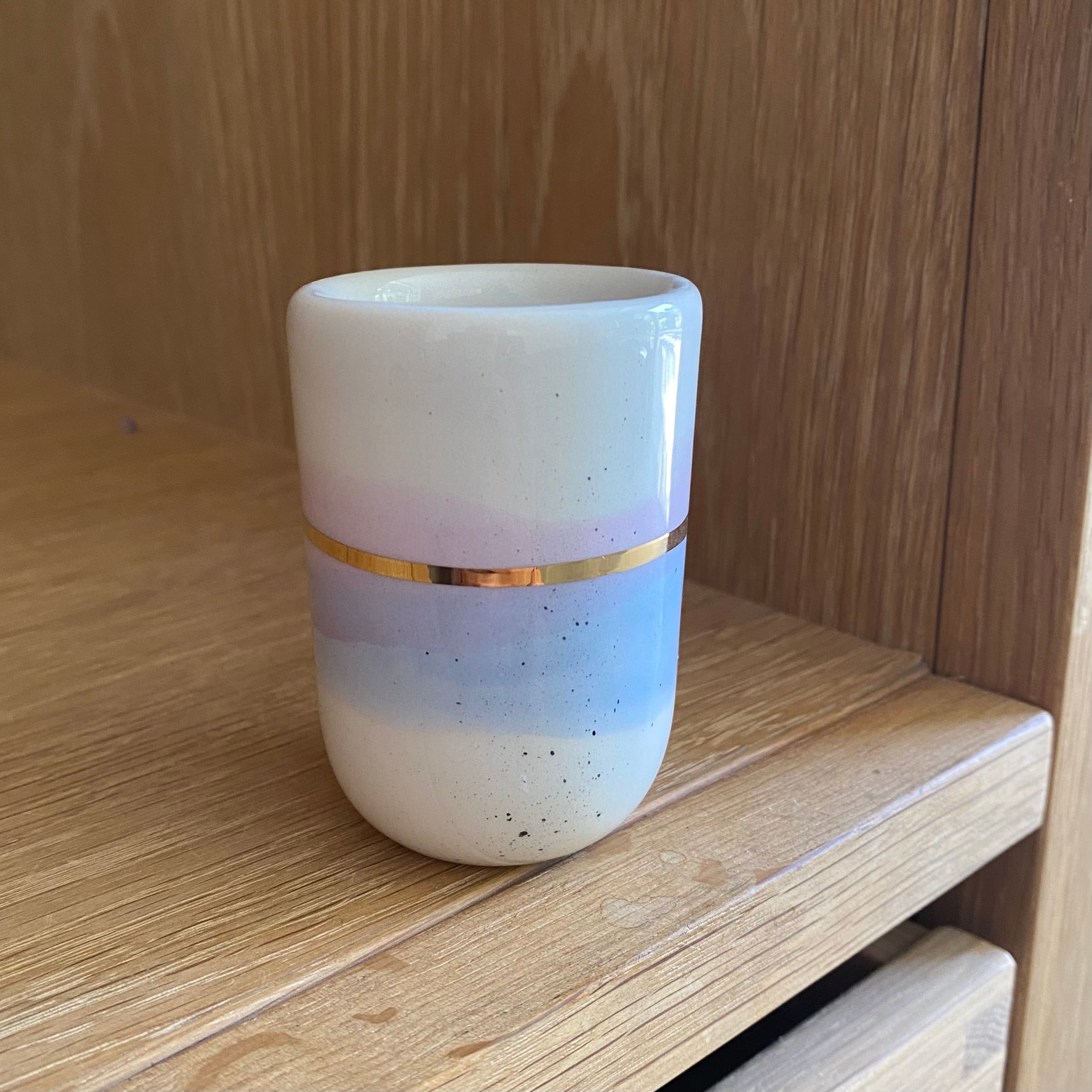 Håndlavet espressokop i blå og lilla med guldstreg fra Marinski – Landscape Serenity design