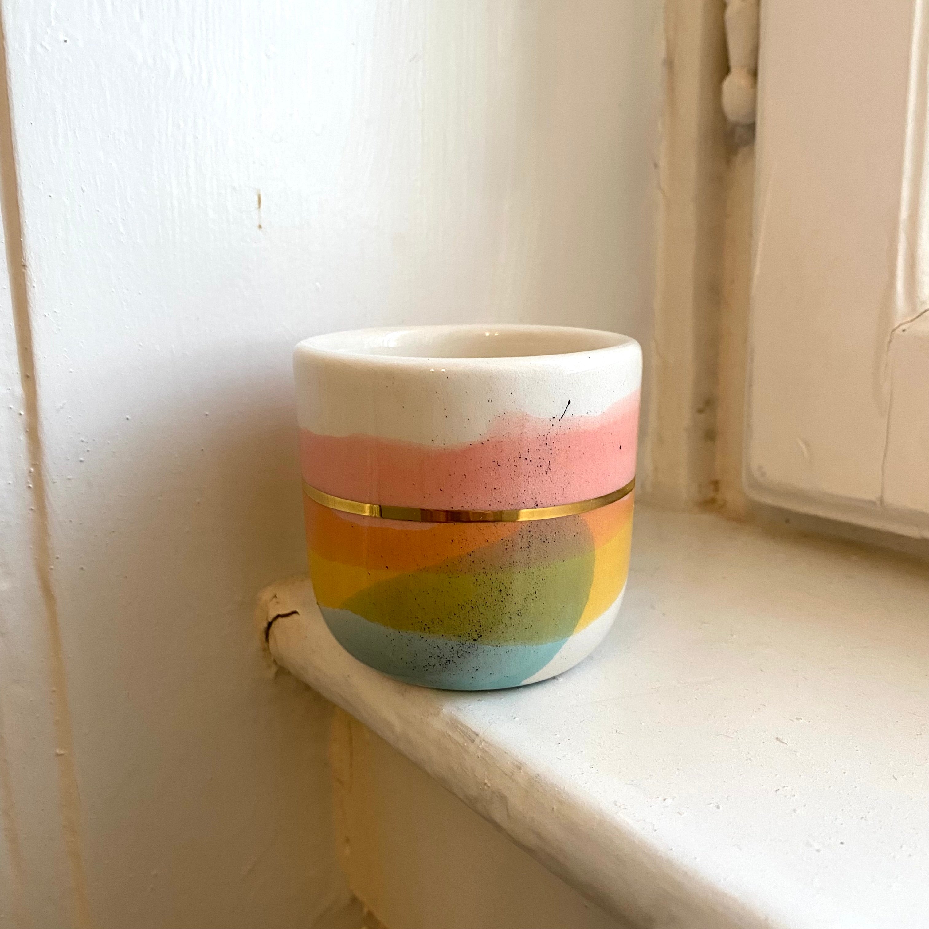 Håndlavet espressokop med pastelfarver og guld fra Marinski Heartmades