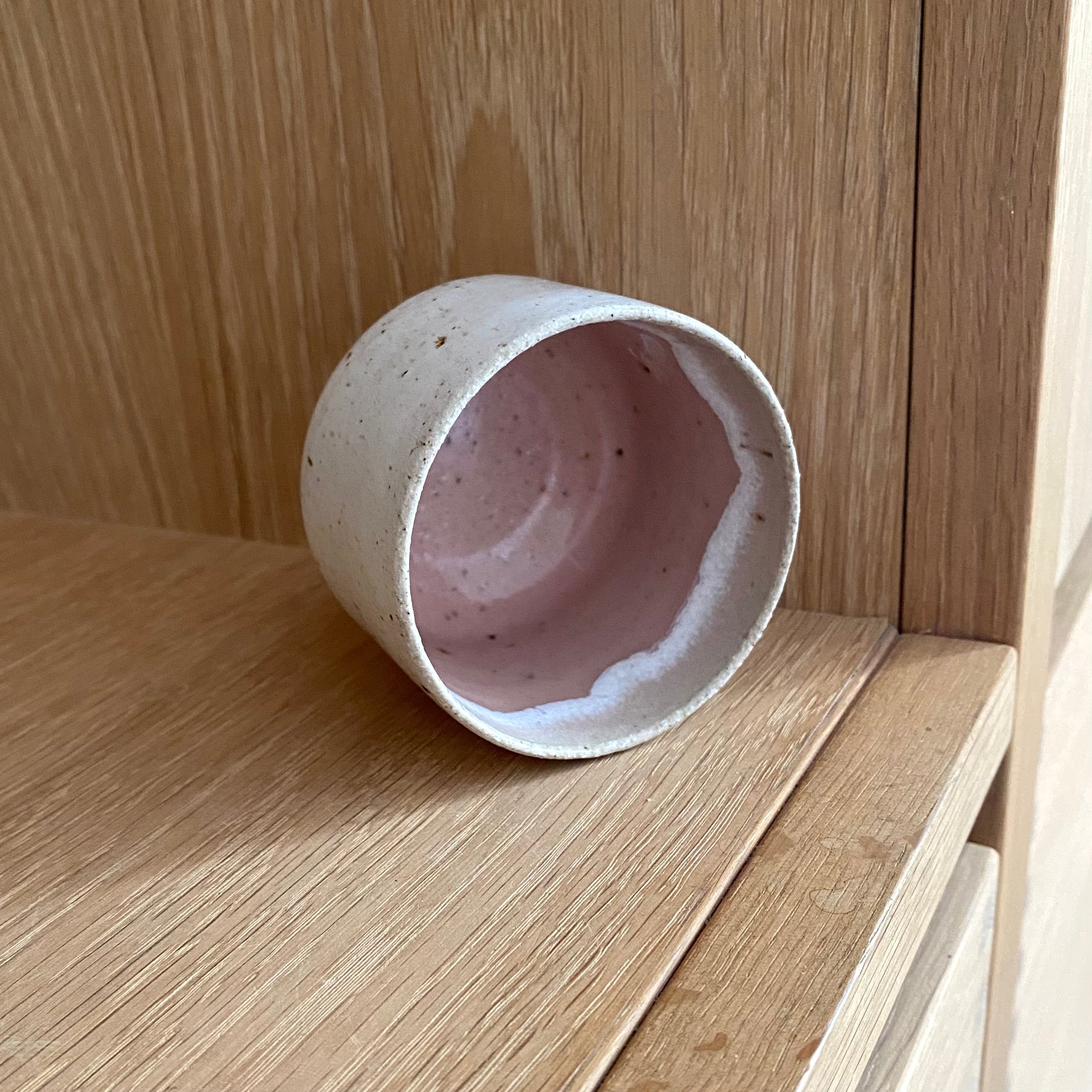 Espressokop i lyserød håndlavet keramik – dansk design