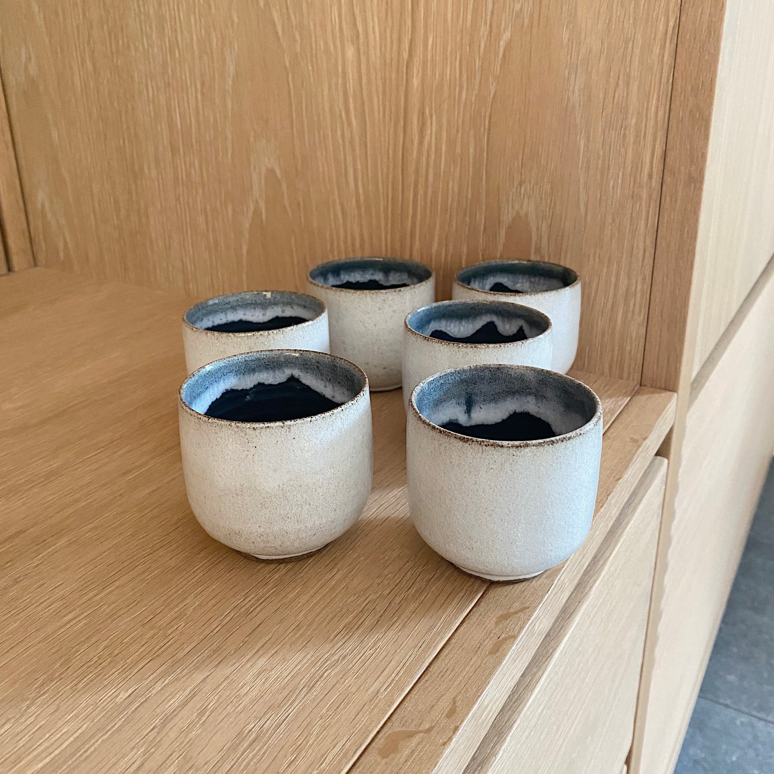 Seks hånddrejede espressokopper i mørkeblå keramik – unika stentøj fra Tasja P ceramics