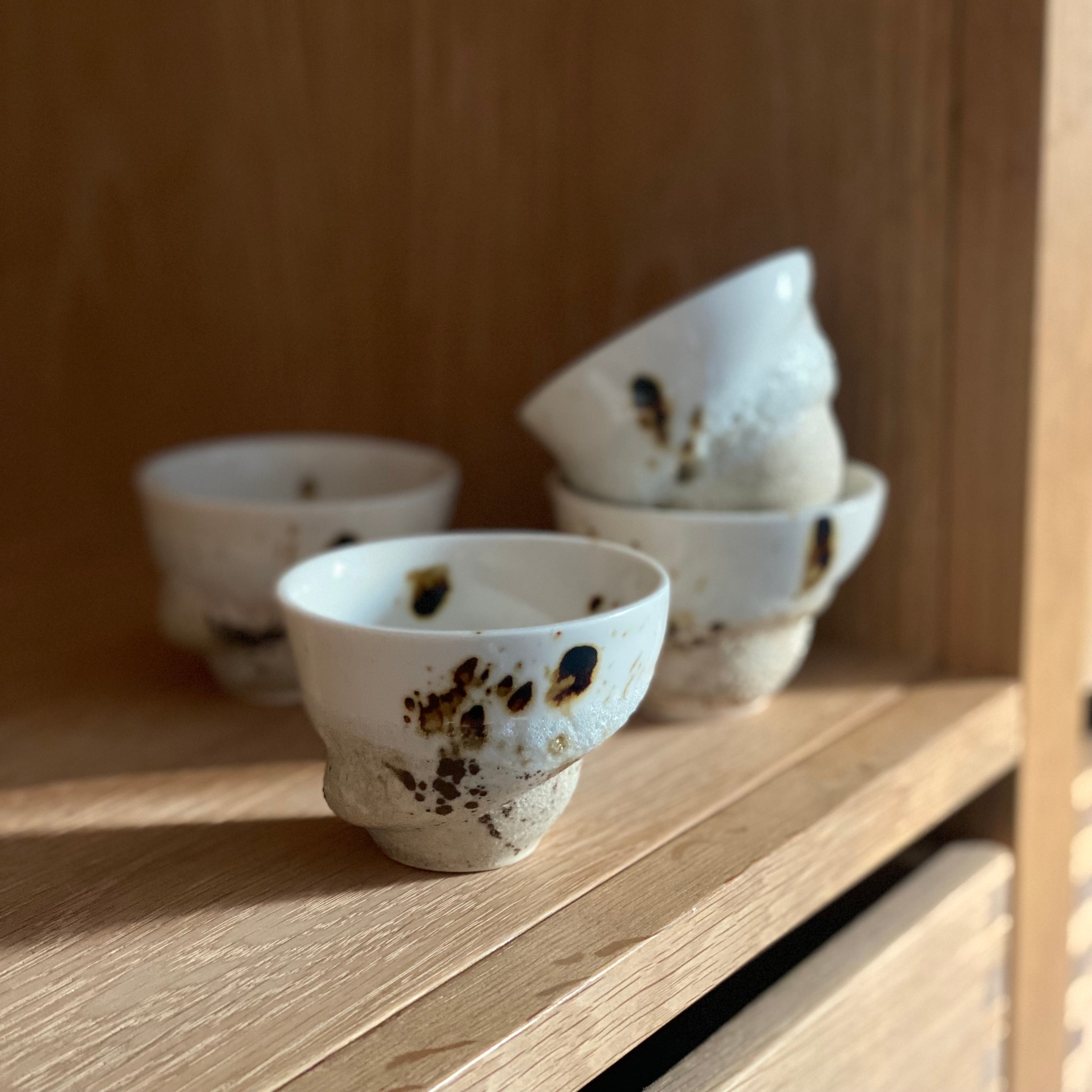 Flere håndlavede Siv espressokopper i naturlige farver – opstillet på bord