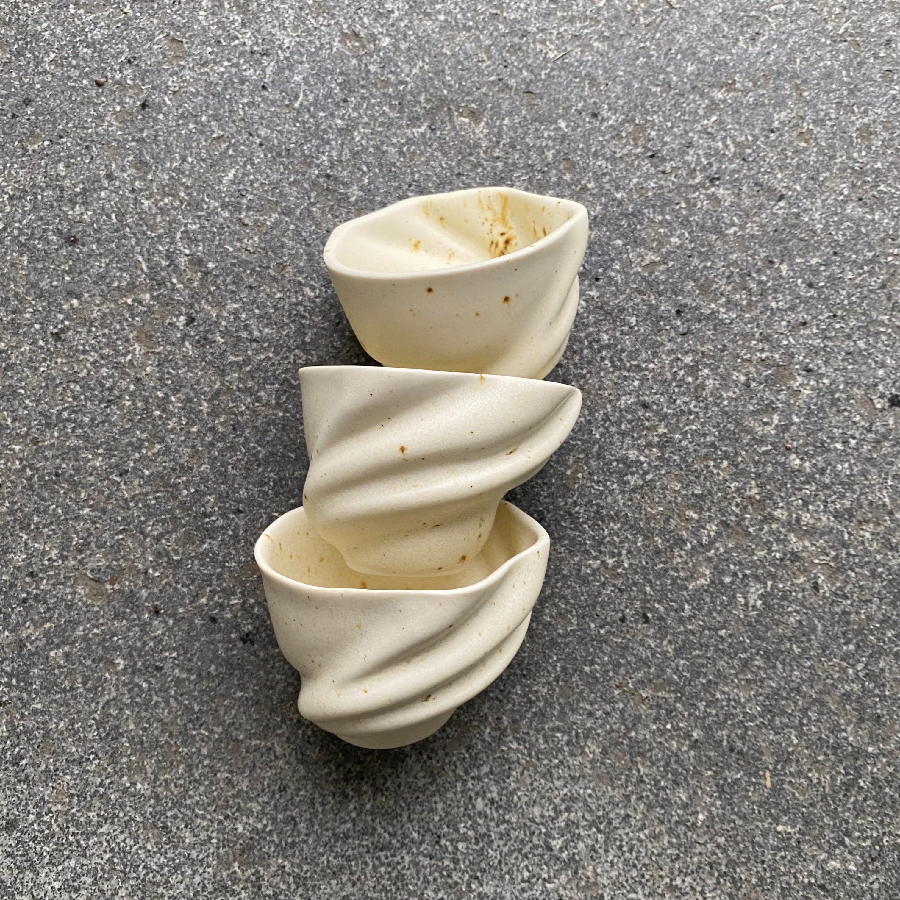 Espressokop ‘Skal’ i håndlavet porcelæn – tre stablede kopper i naturfarver