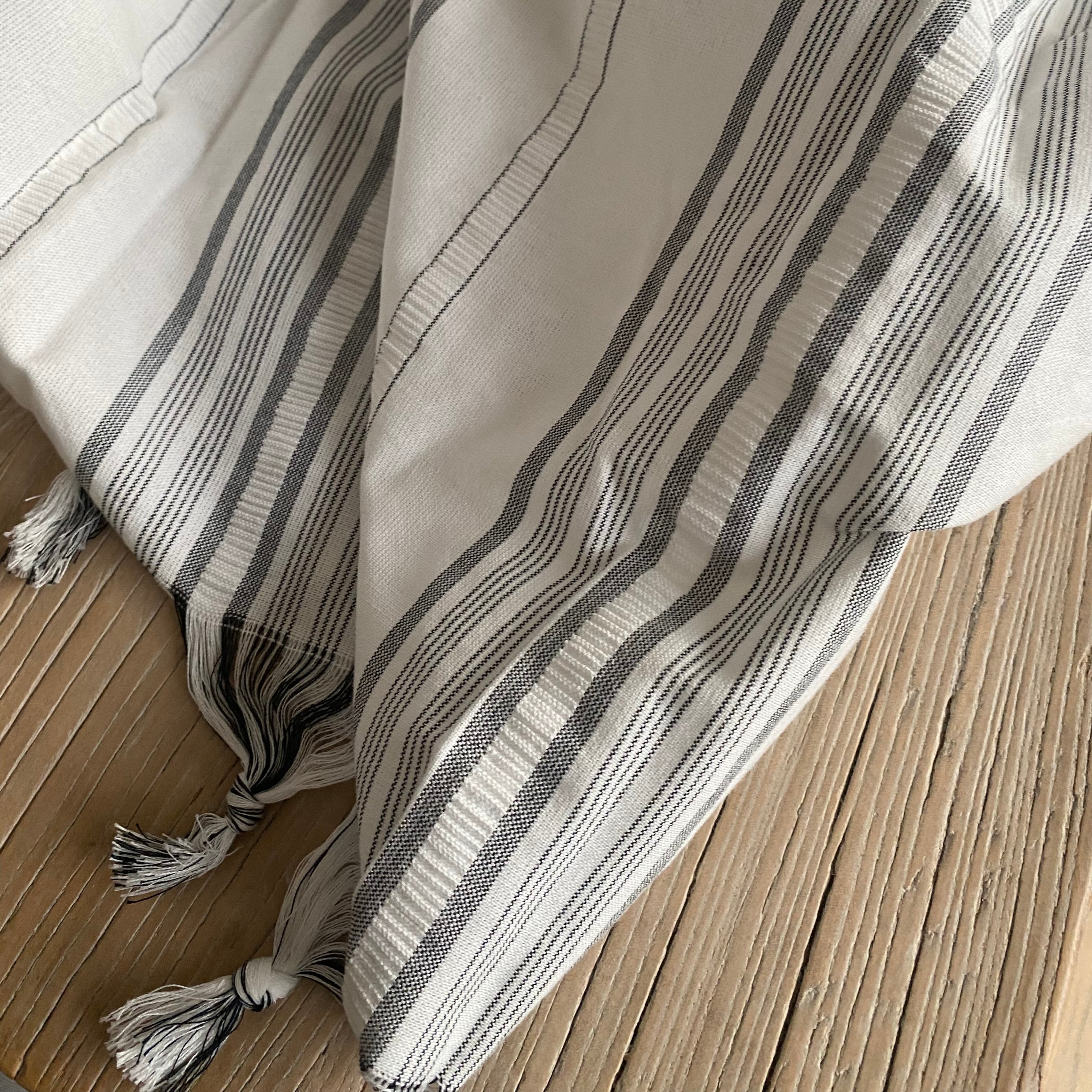 Håndknyttede frynser på hvid dug med striber