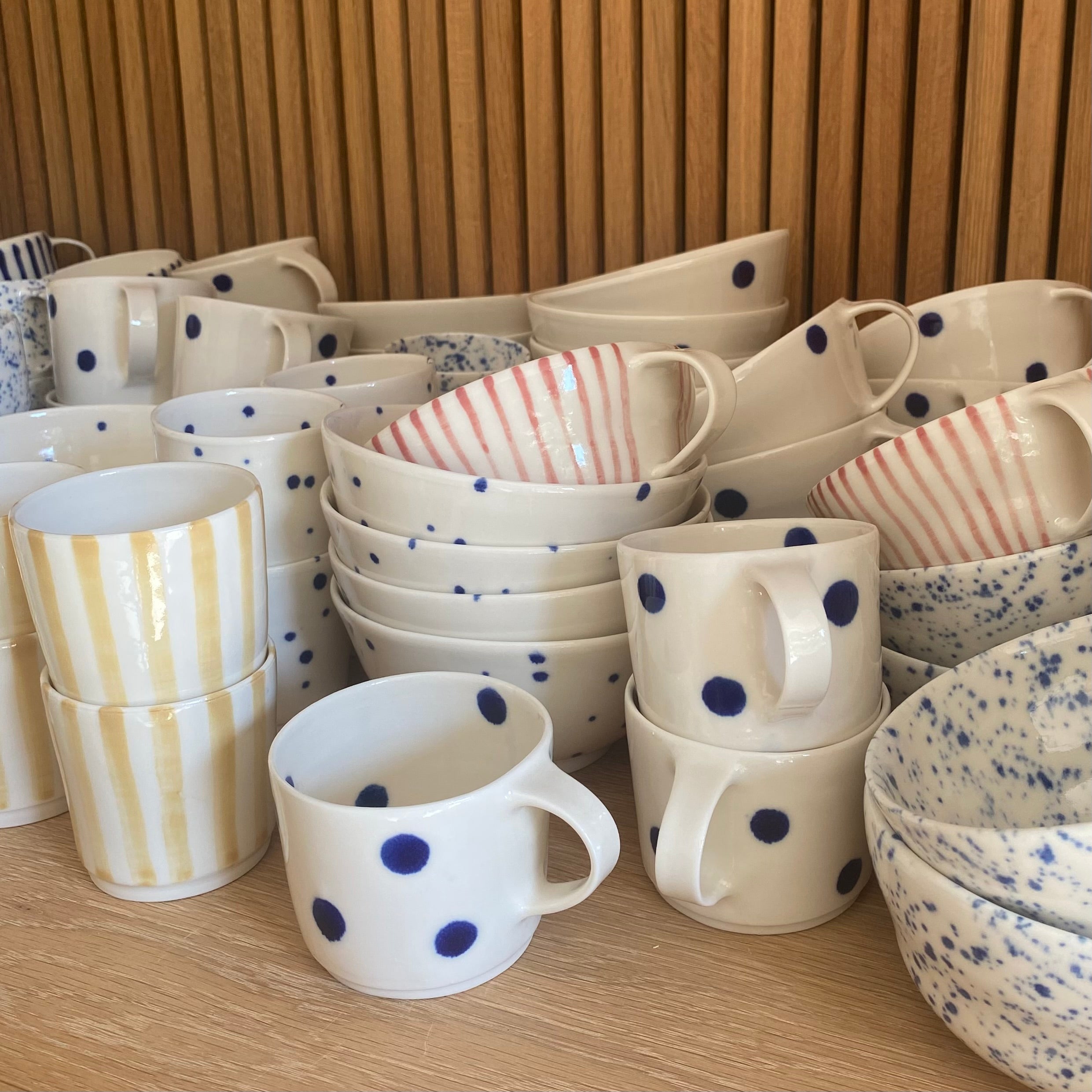 Hånddrejet keramikkop med hank i porcelæn med store blå prikker – håndlavet design