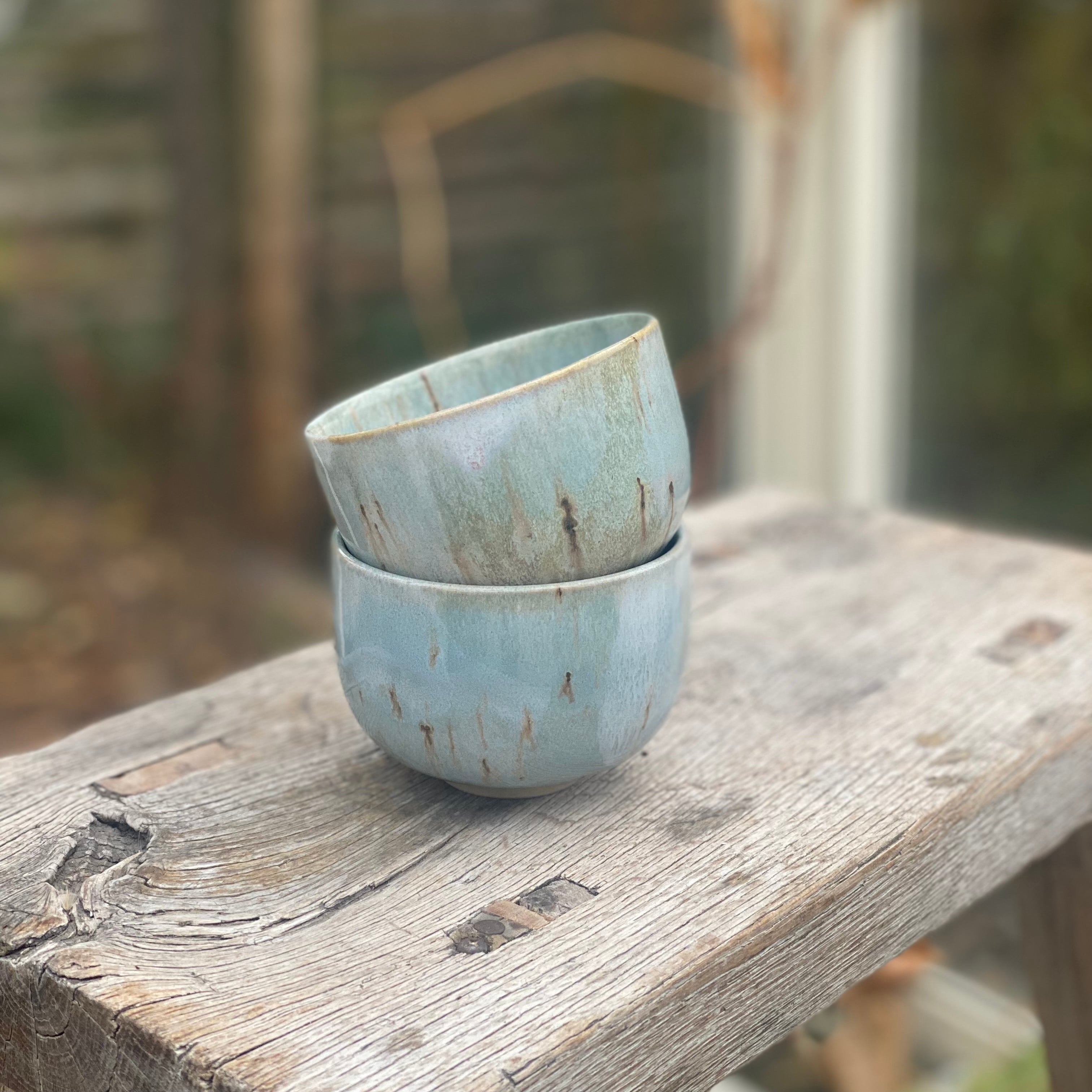 Hånddrejede keramikkopper NAMI med unik glasur i turkisblå, creme og brune nuancer