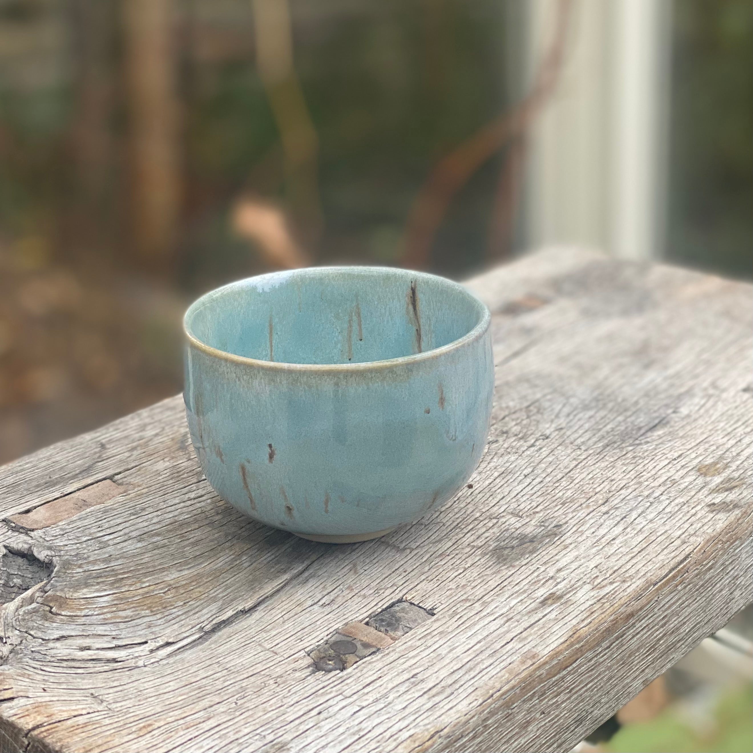 Hånddrejet keramikkop NAMI med unik glasur i turkisblå, creme og brune nuancer
