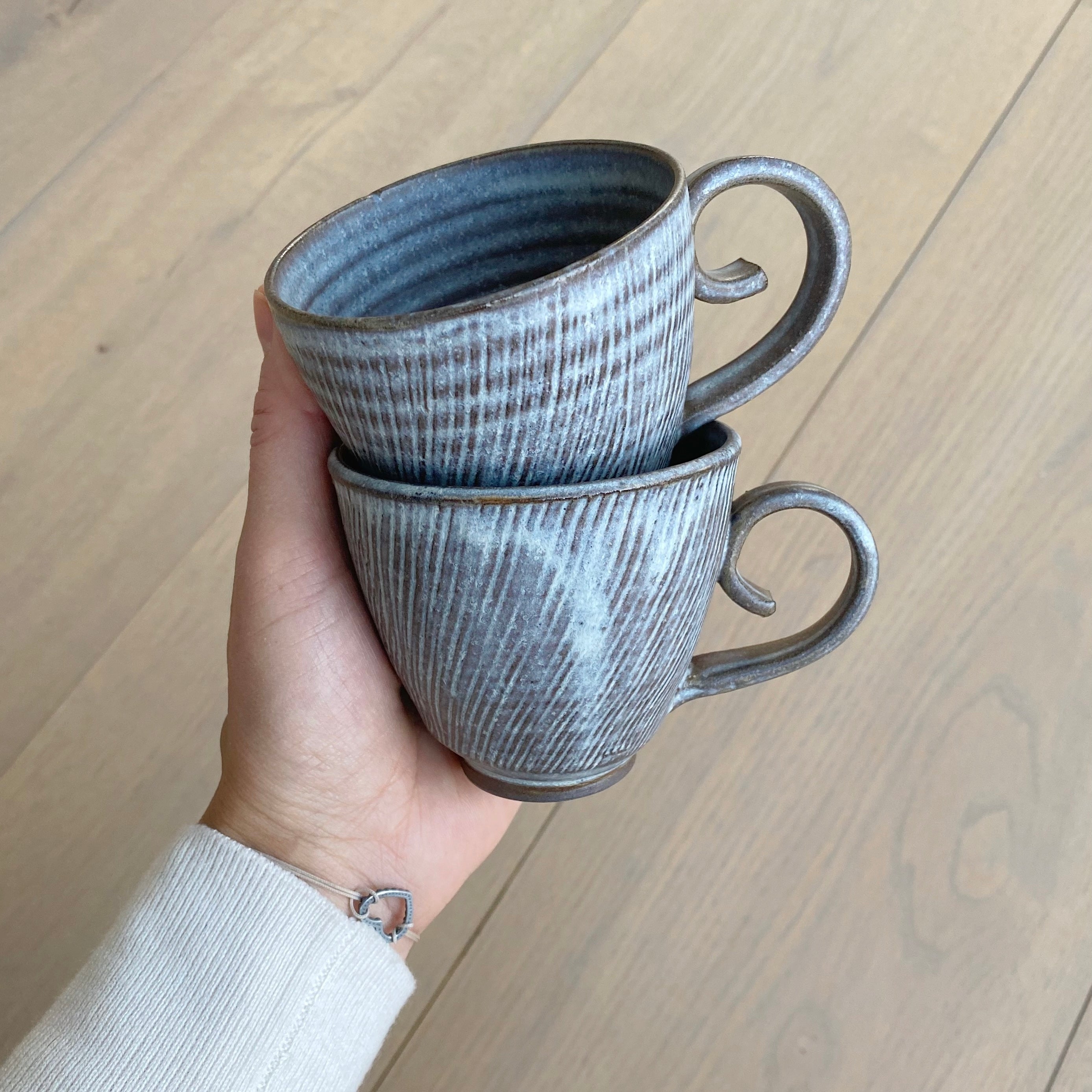 Hånddrejet riflet kop med hjertehank i blåbrun glasur