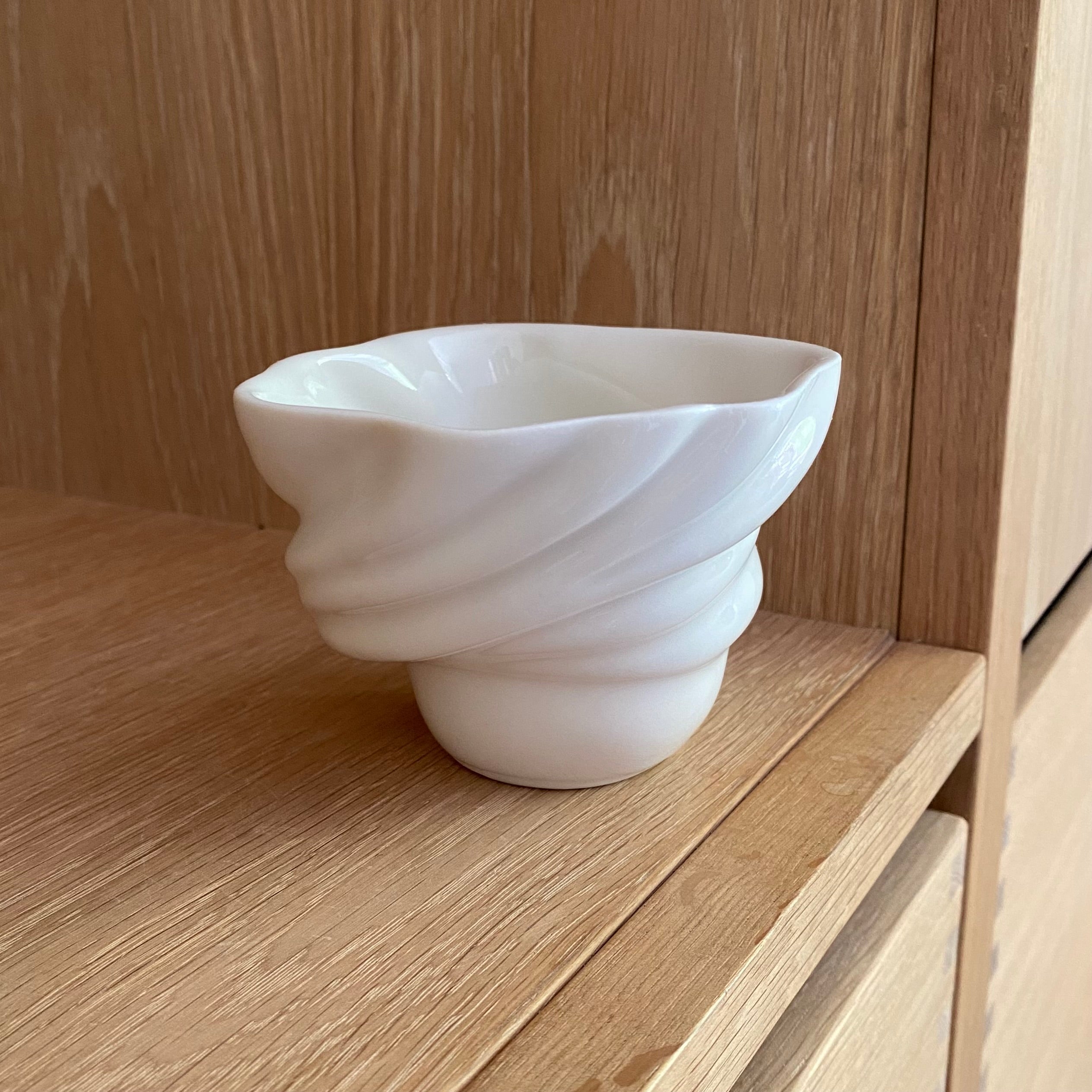 Hånddrejet keramikkop fra Studio Aarhus – riflet svaneinspireret form set fra siden