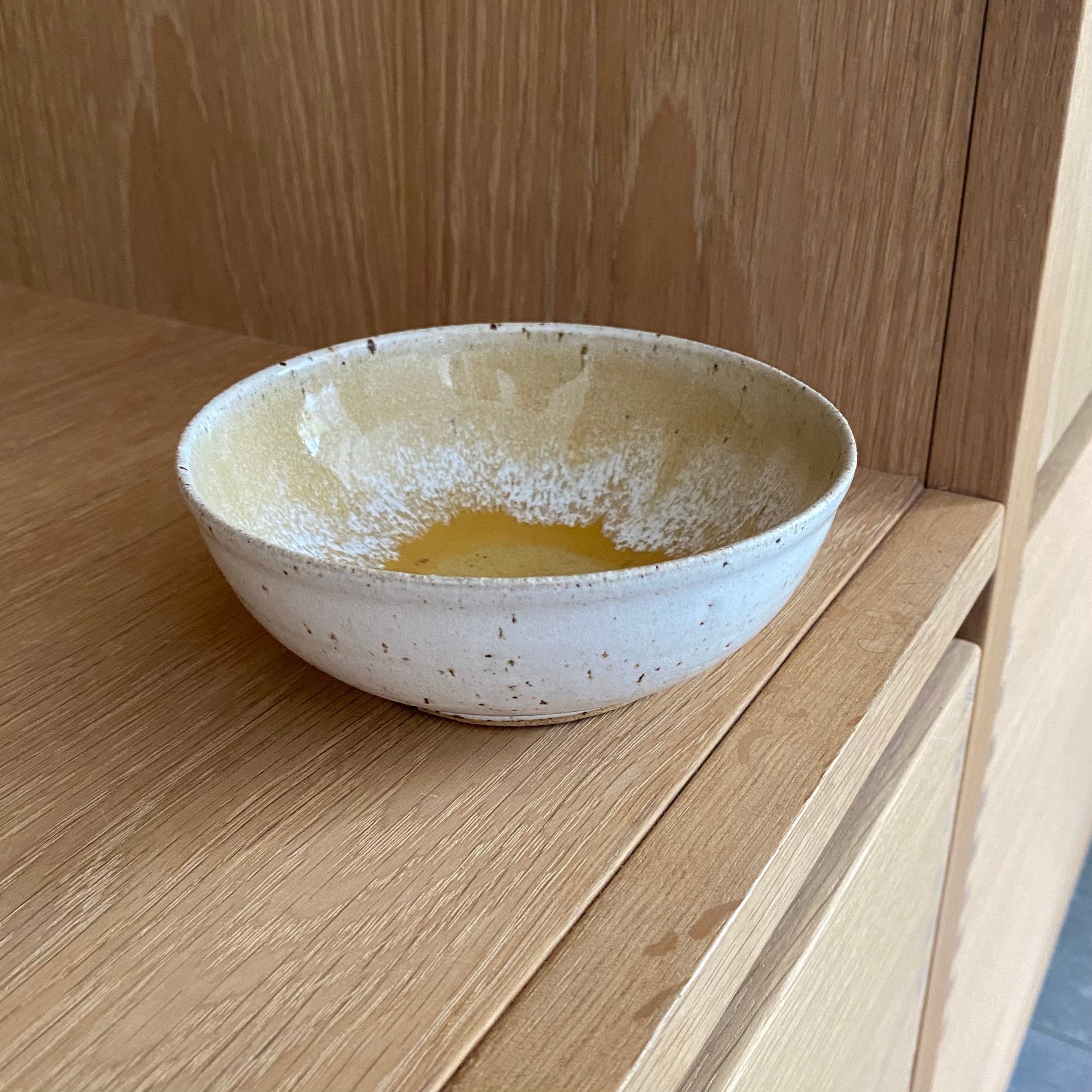 Hånddrejet morgenmadsskål i gul og creme keramik