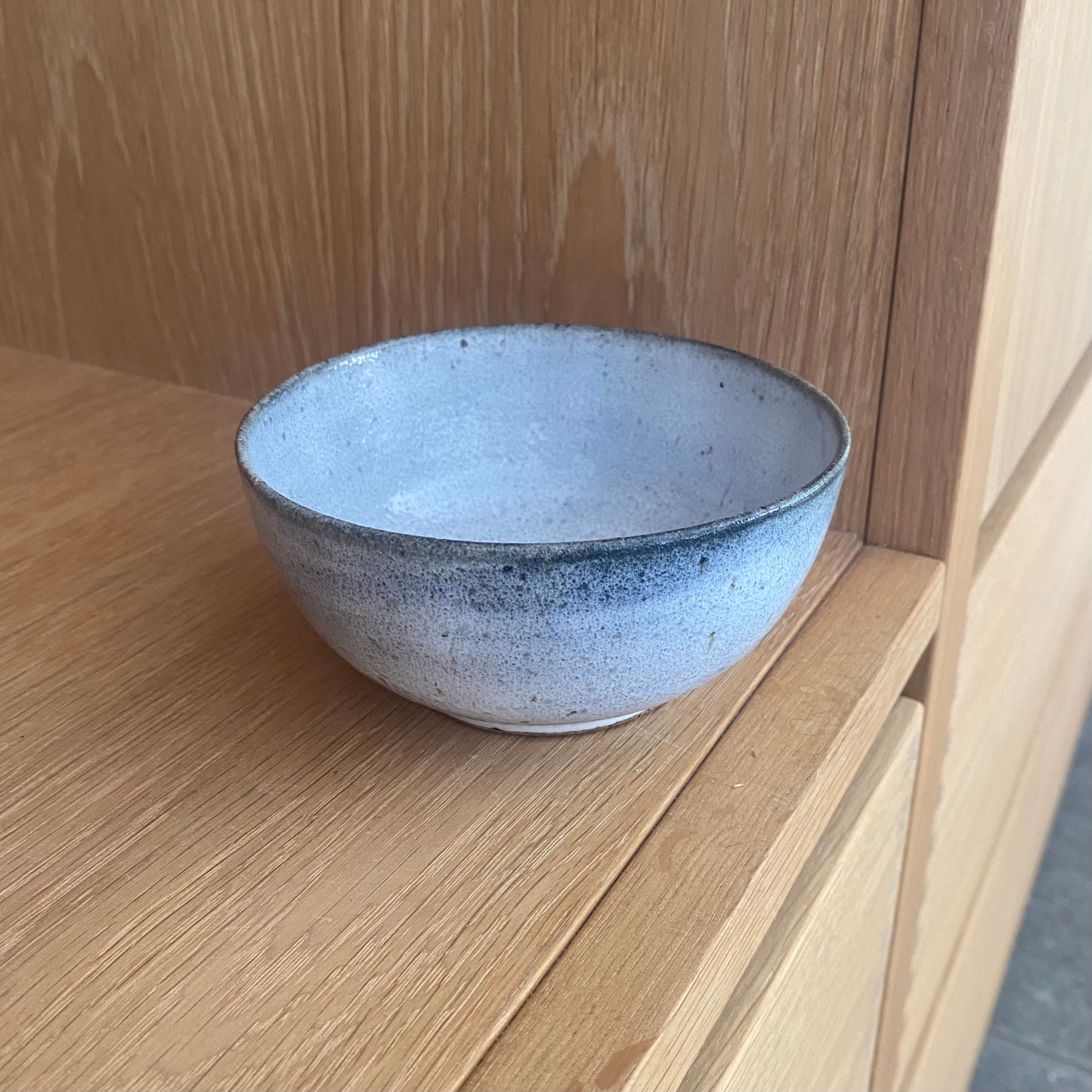Hånddrejet morgenmadsskål i lyseblå keramik