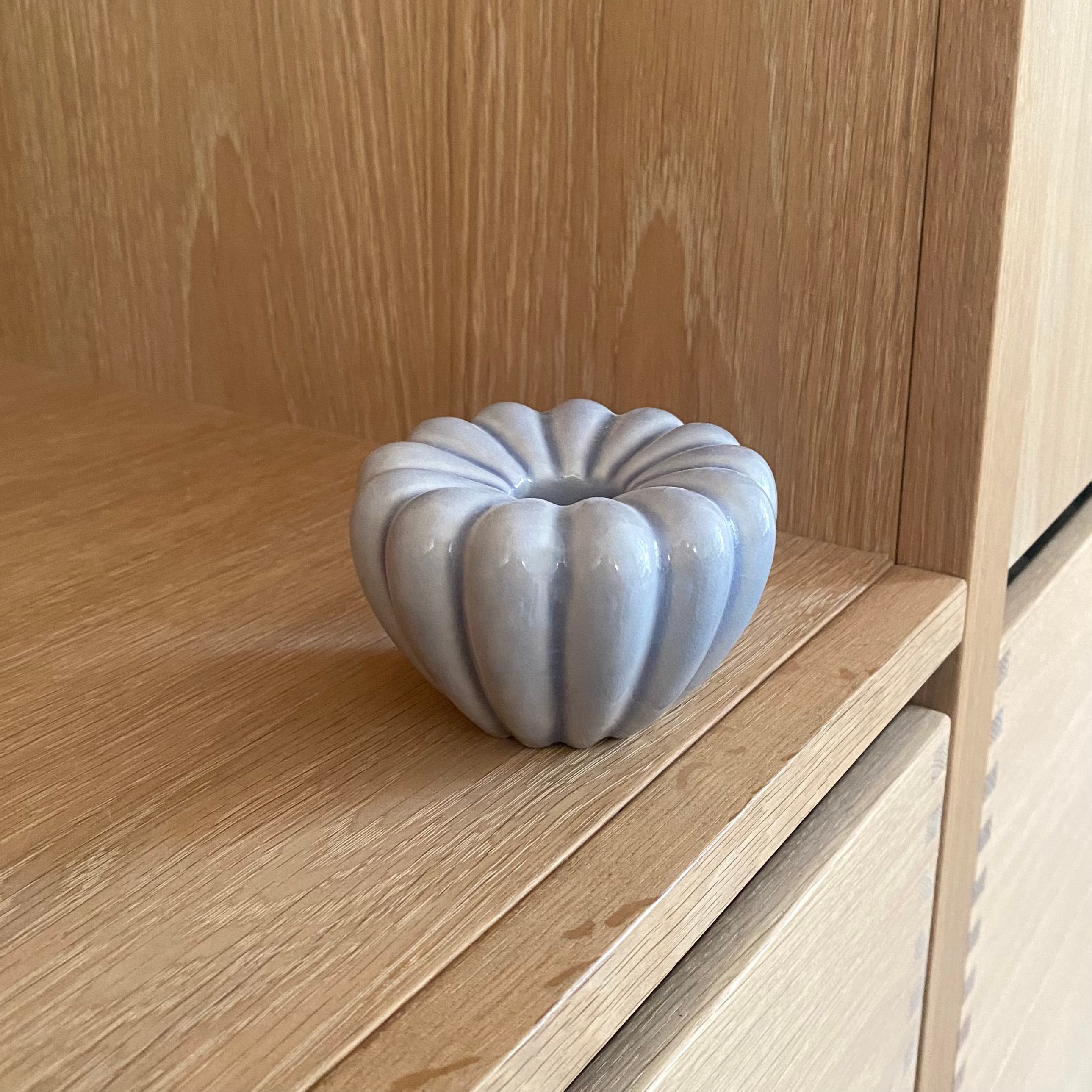 haandlavet keramik lysestage i lavendel af hanne bertelsen hos unika:k