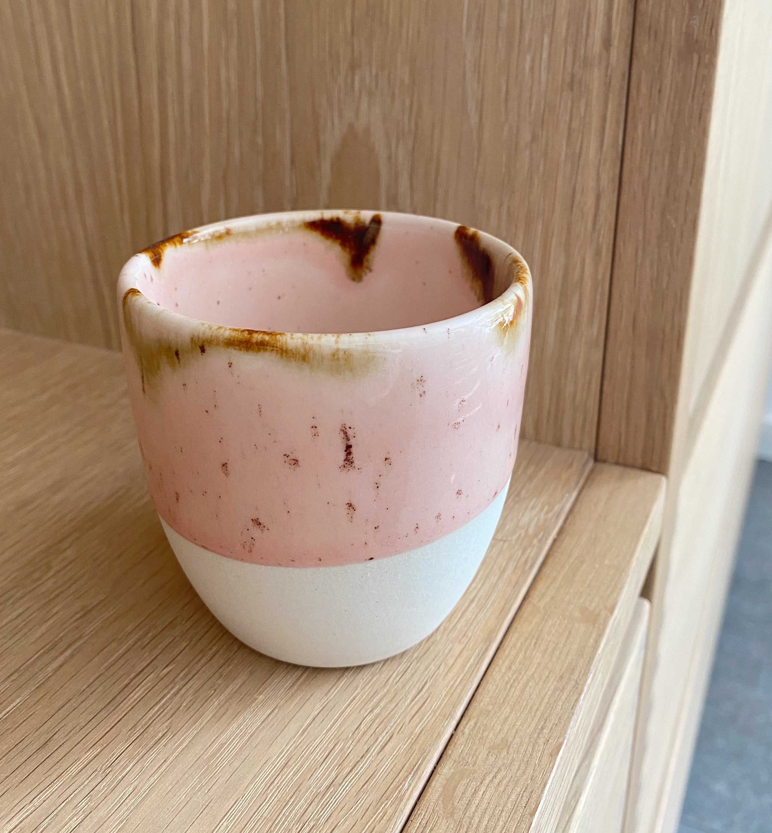 Kim Wallace to-go cappuccino kop Sundae - lyserød unika glasur. Låg i nude