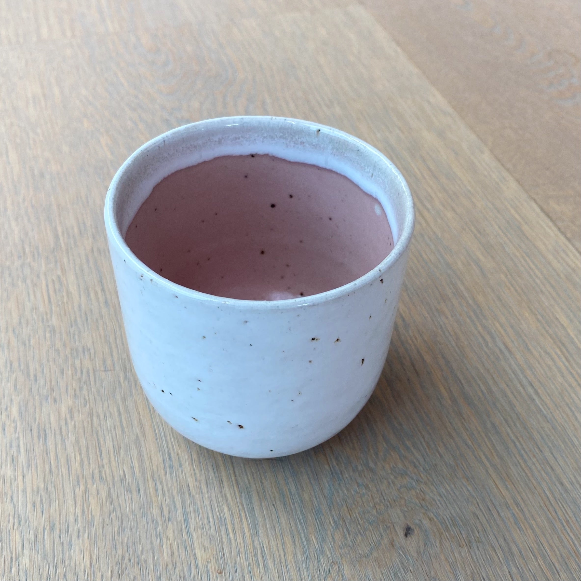 Tasja P kaffekop - off white og lyserød