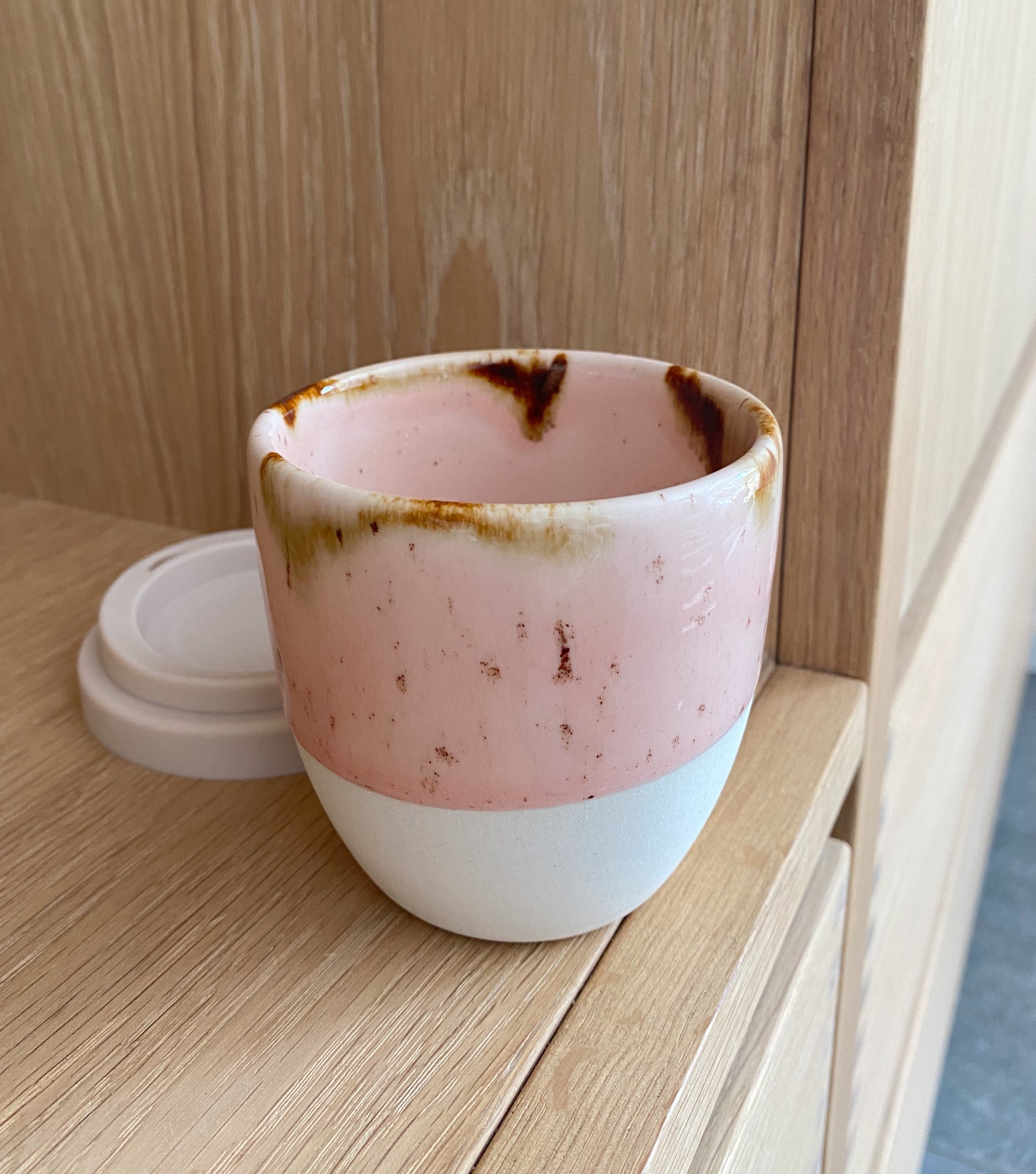 Kim Wallace to-go cappuccino kop Sundae - lyserød unika glasur. Låg i nude