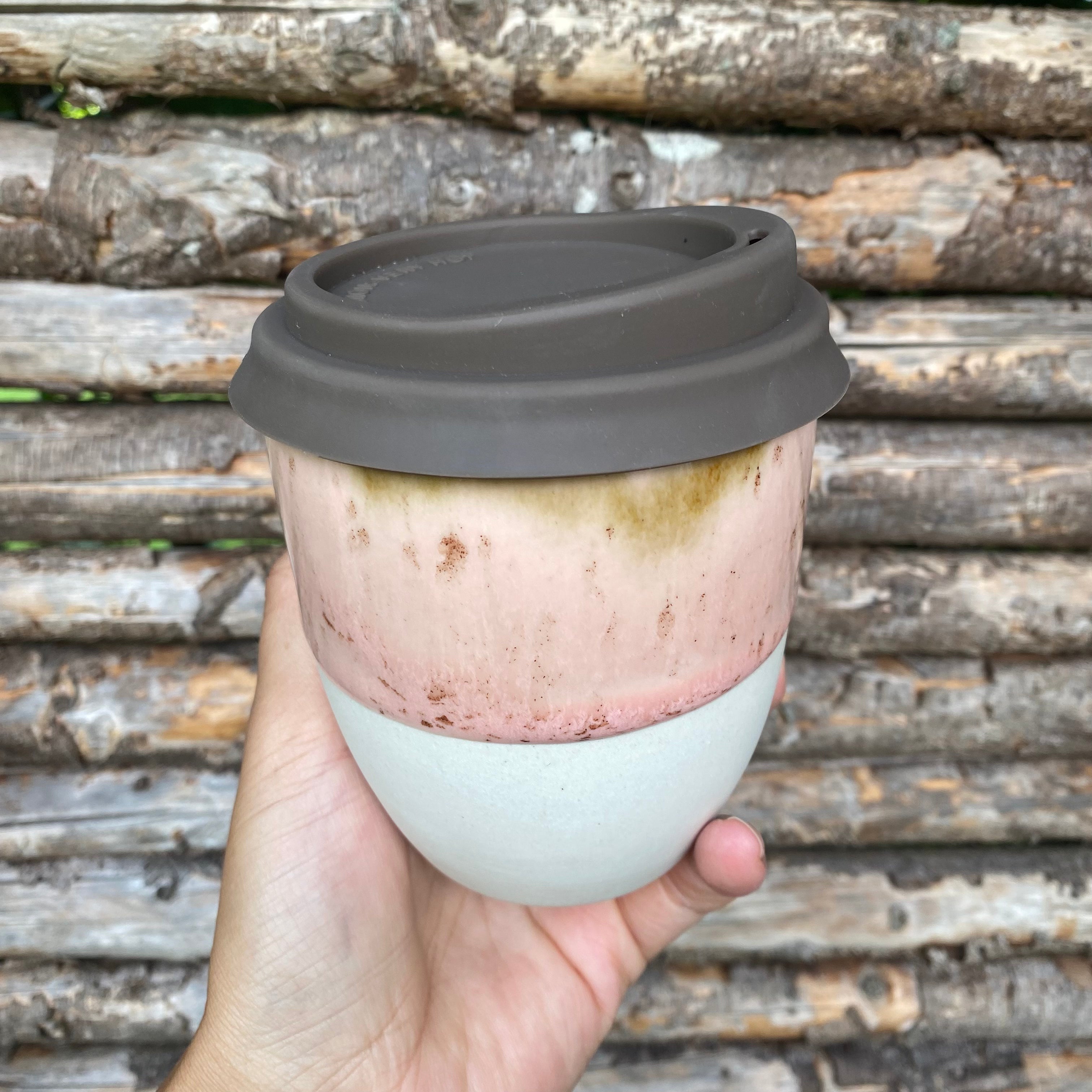 Kim Wallace to-go latte kop Sundae - lyserød unika glasur. Låg i brun