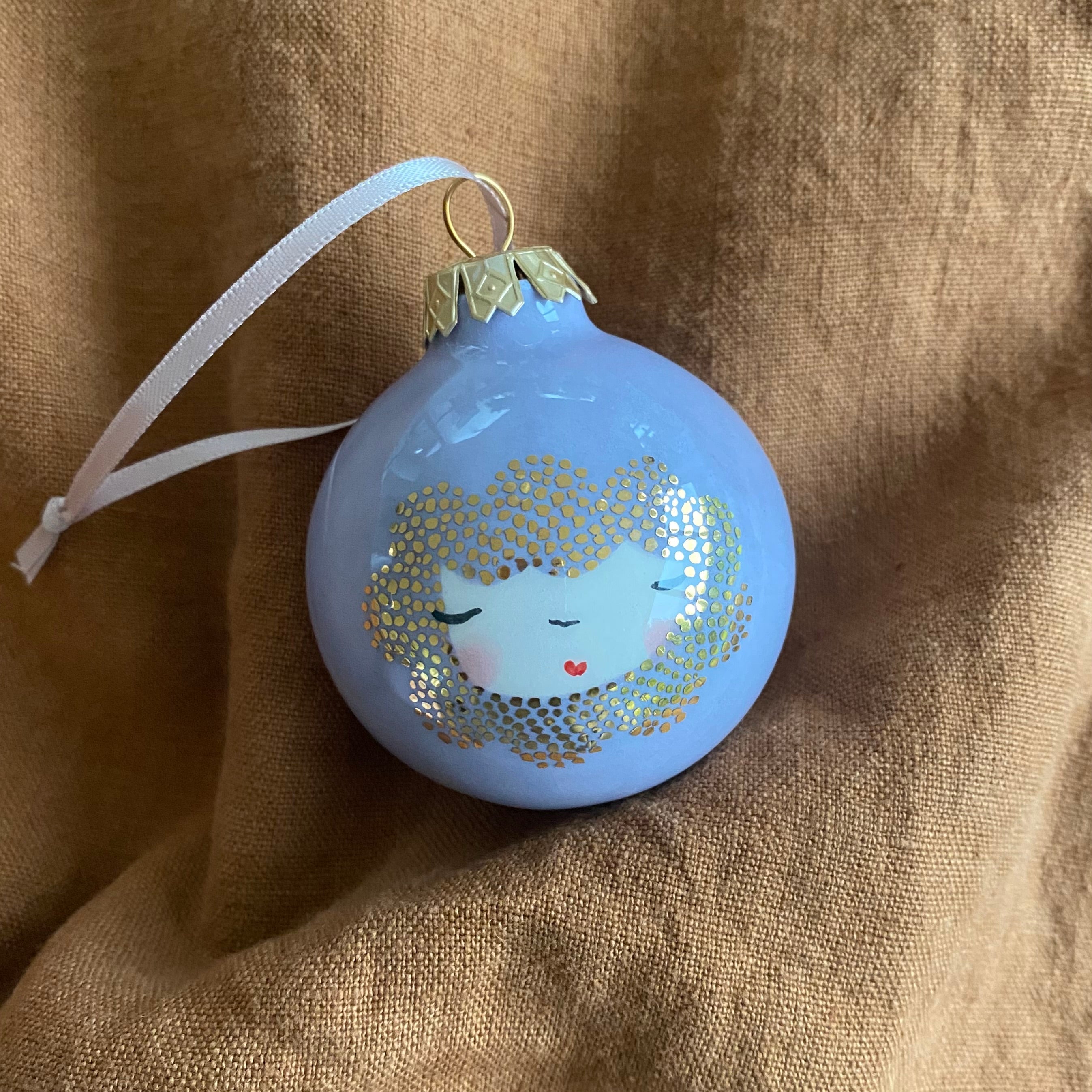 Håndlavet julekugle i lavendel med gulddetaljer og ansigt – hænger på juletræ
