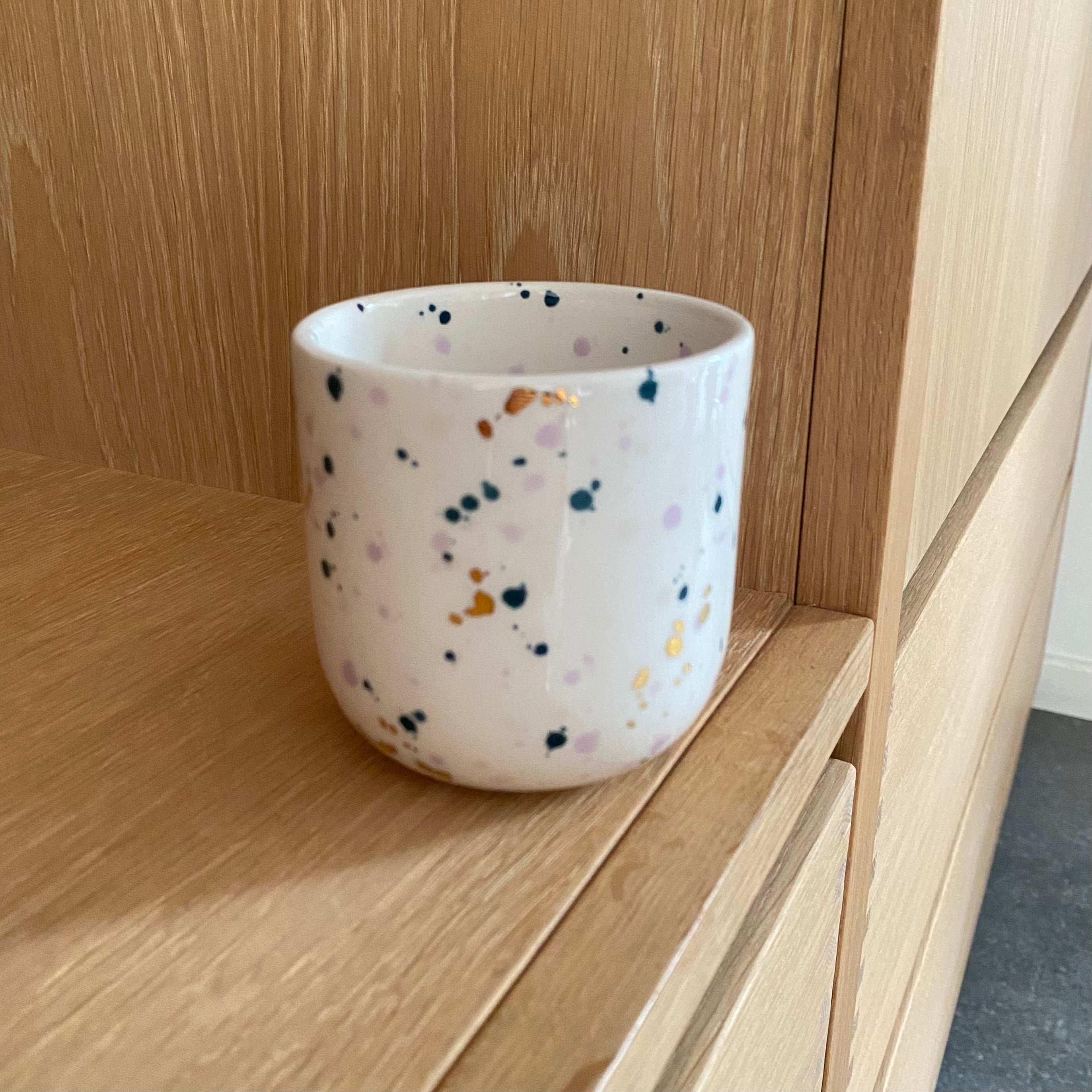 Håndlavet keramikkop konfetti med prikker i guld, lilla og blå fra Marinski Heartmades hos unika-k.dk