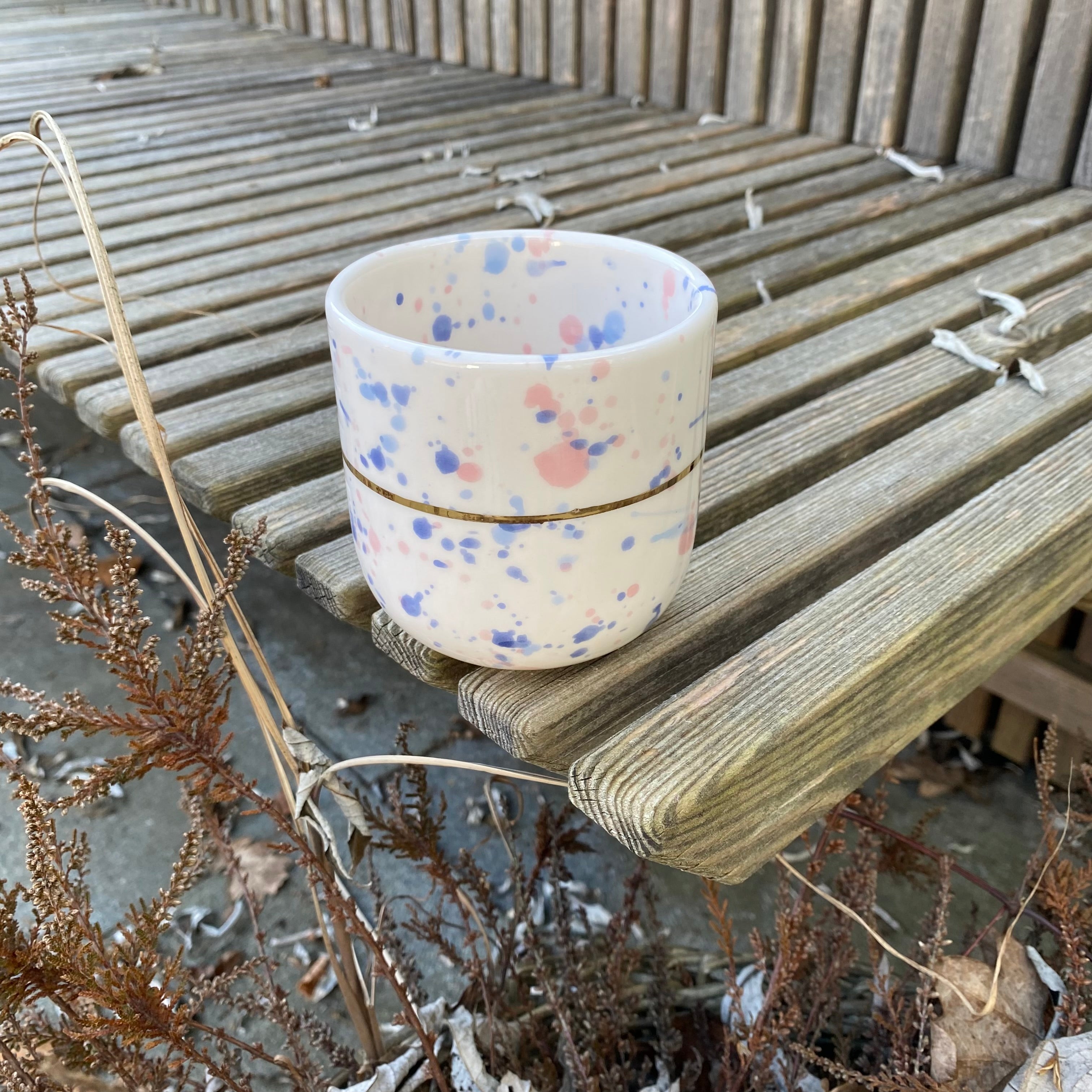 Kaffekop i keramik med guldbånd i blå og lyserød fra Konfetti kollektionen