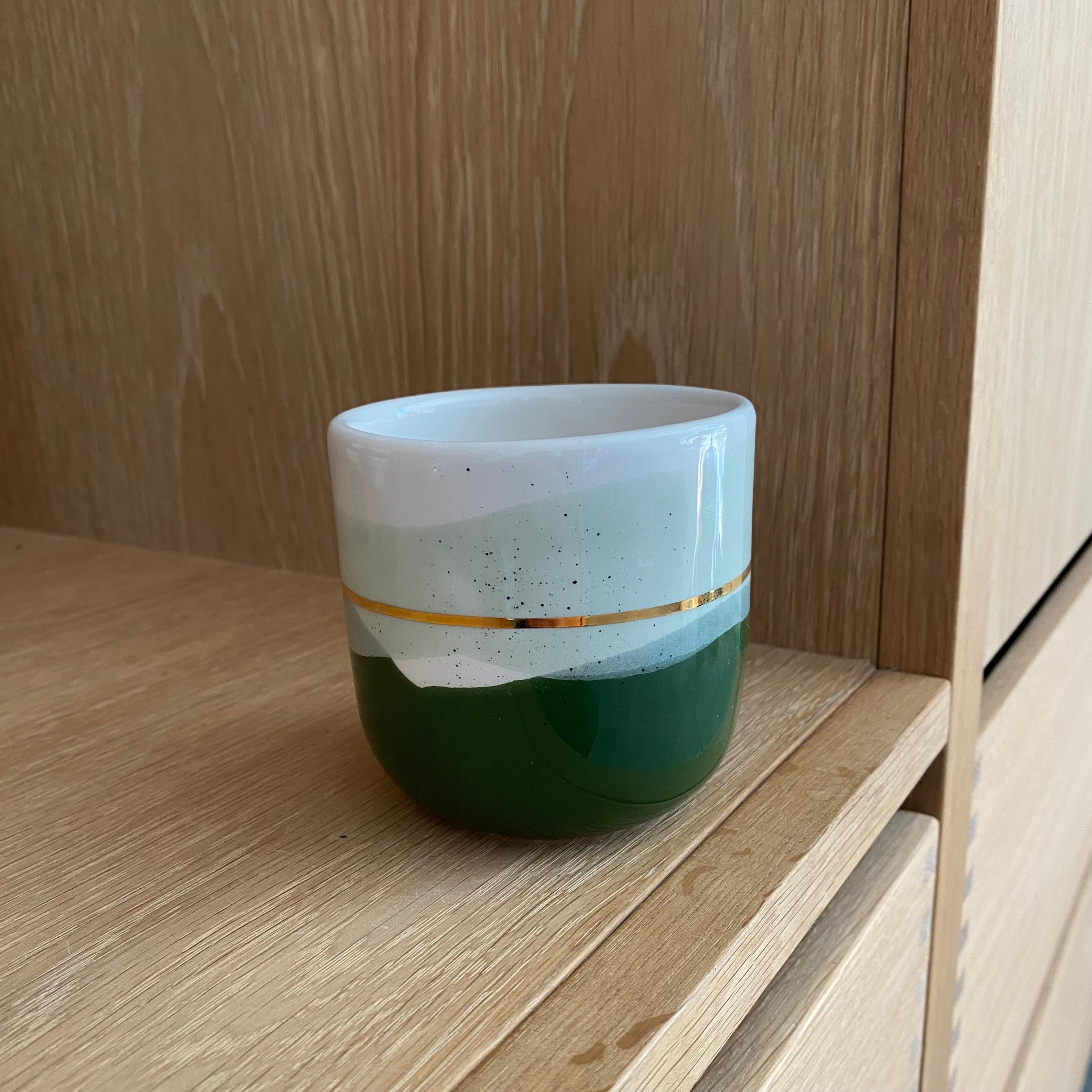 kaffekoppen landscape – håndlavet keramik med mørkegrøn, mint og guld fra Marinski Heartmades