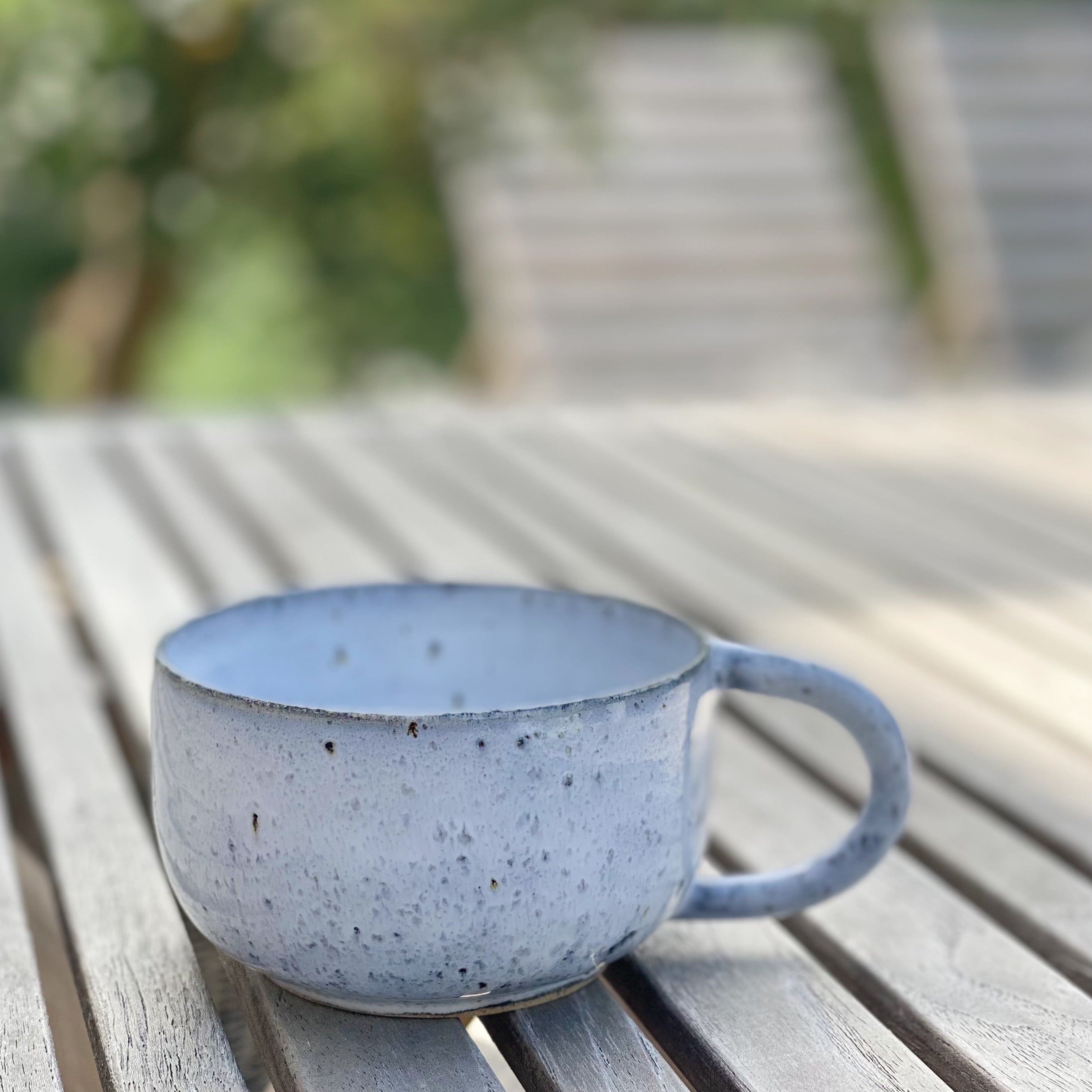 Lyseblå keramikkop med hank – dansk håndlavet design