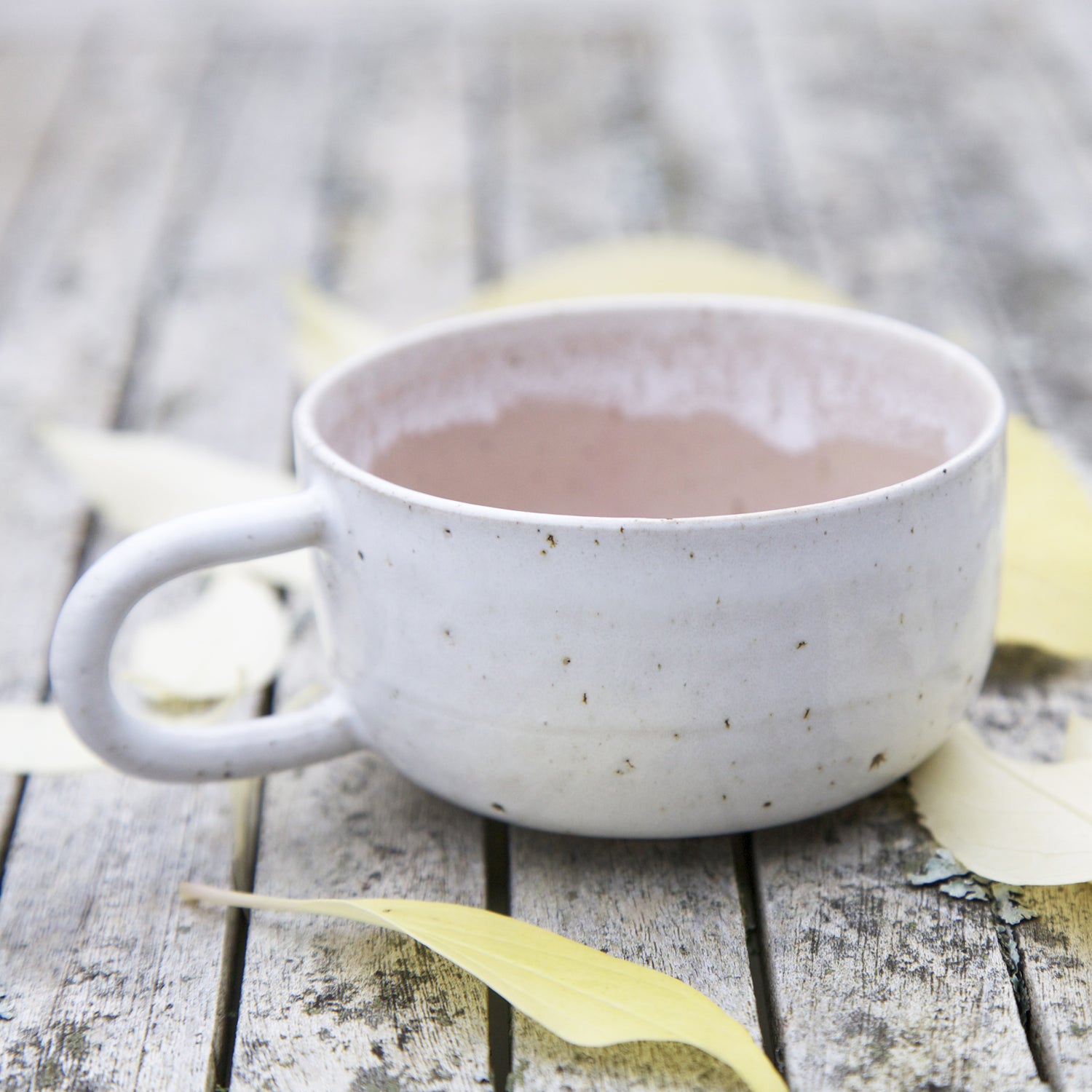 Lyserød kaffekop med hank – hånddrejet keramik fra unika:k