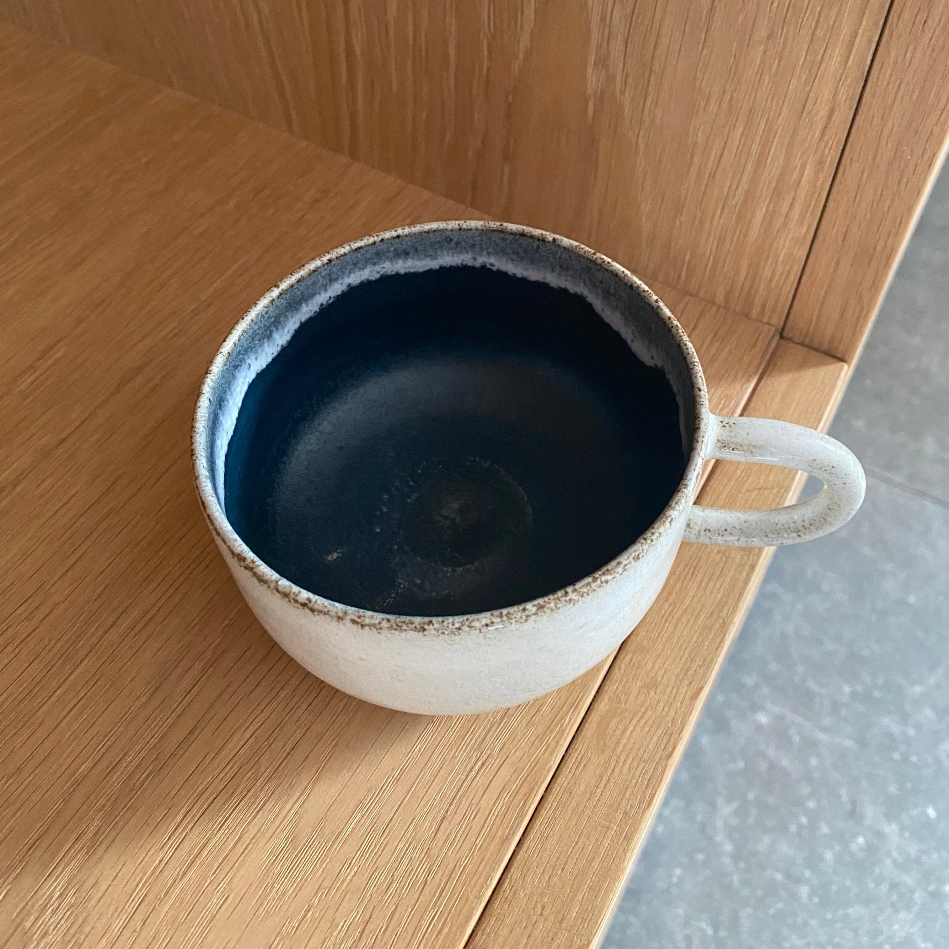 Mørkeblå keramikkop med hank – dansk håndværk