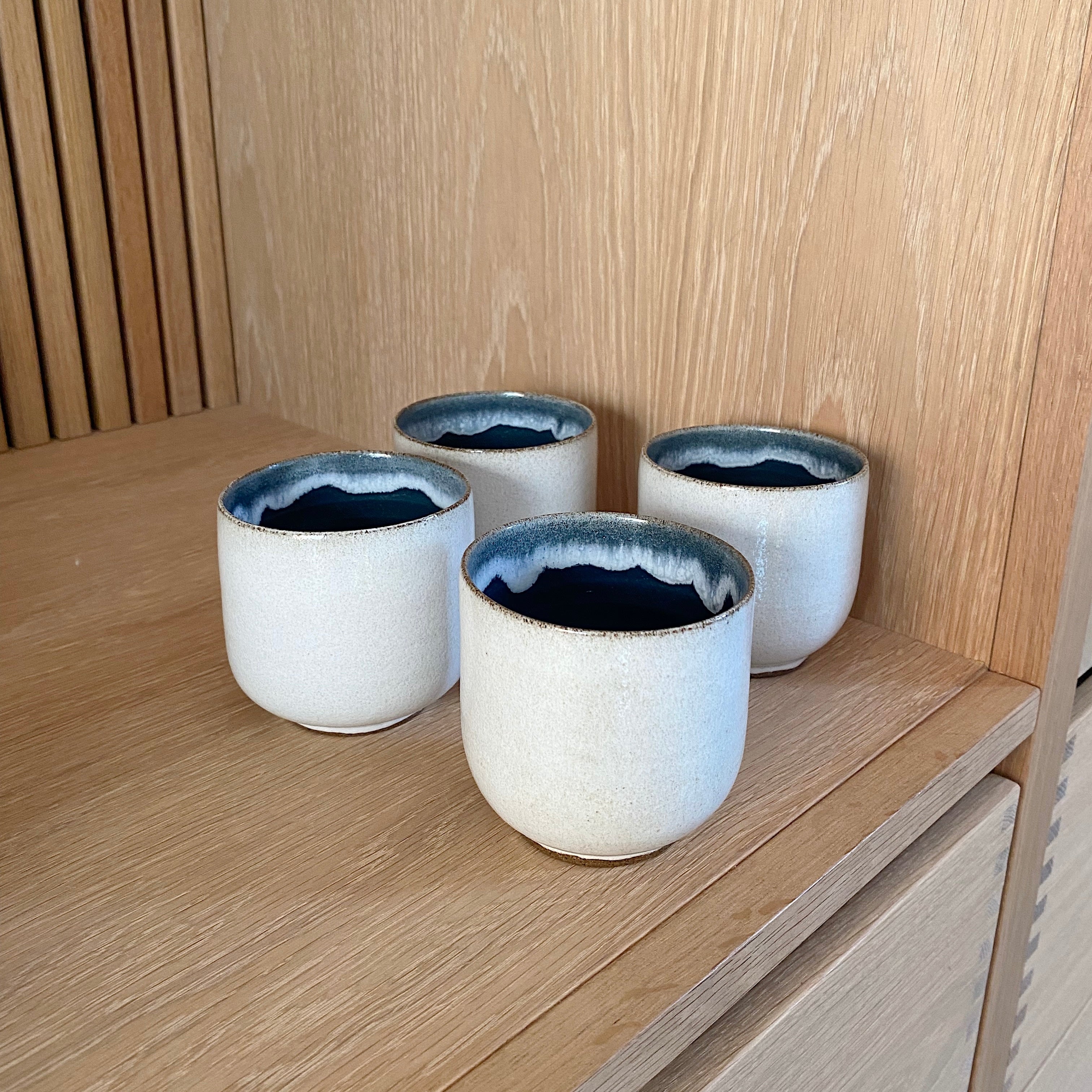 Hånddrejet kaffekop i mørkeblå keramik fra unika:k