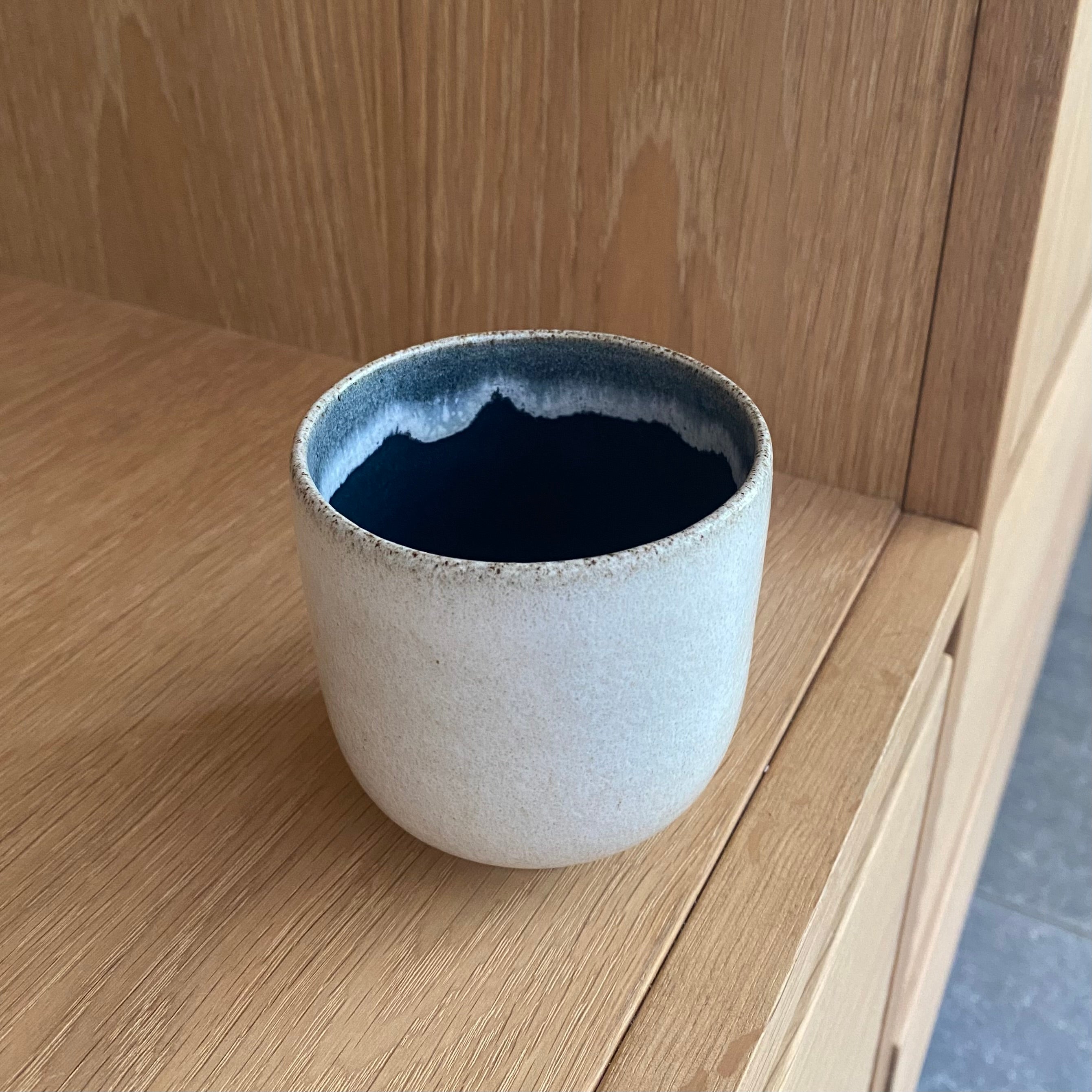 Mørkeblå keramikkopper – hånddrejet dansk design