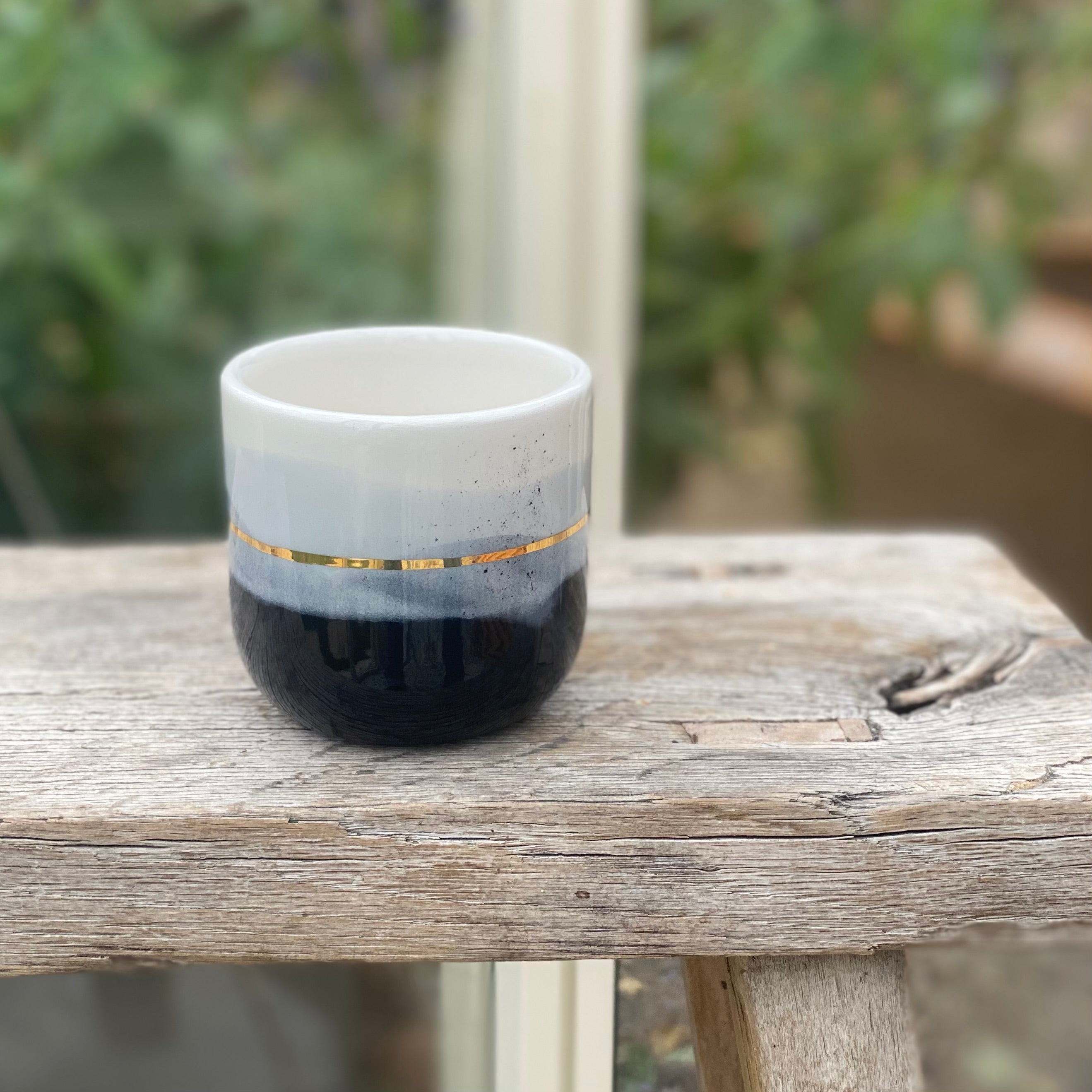 Håndlavet cappuccinokop i sort og lys grå med guldstreg, Landscape design fra Marinski Heartmades