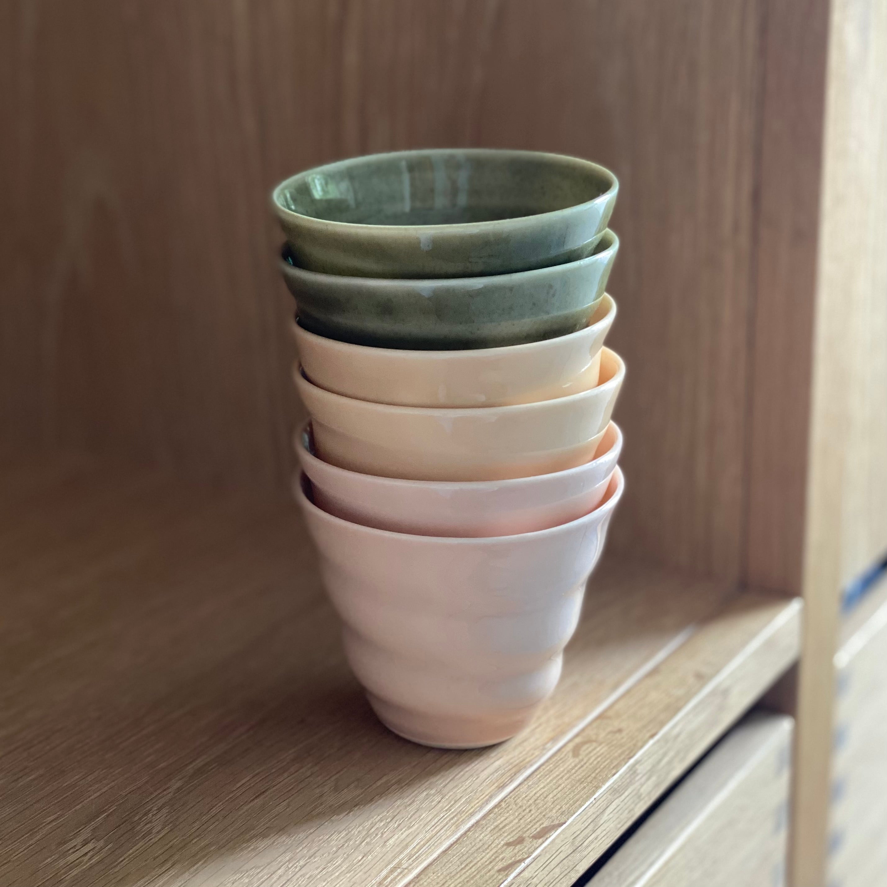 Hånddrejede porcelæn spiralkopper til den lille kaffe i flere farver fra Rikke Mangelsen – dansk keramik hos unika:k