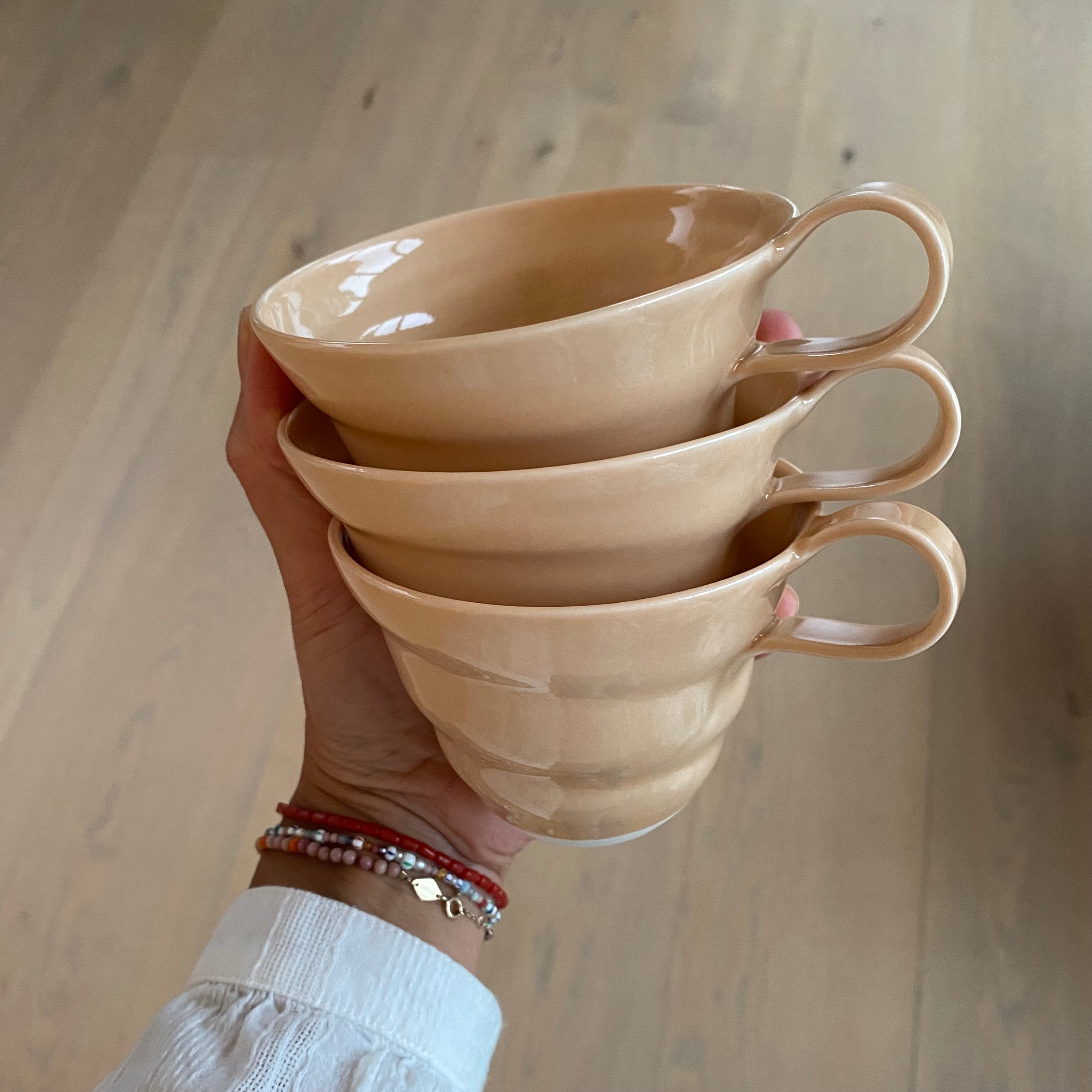 Melonfarvet porcelænskop med spiralriller og hank – håndlavet keramik hos unika:k