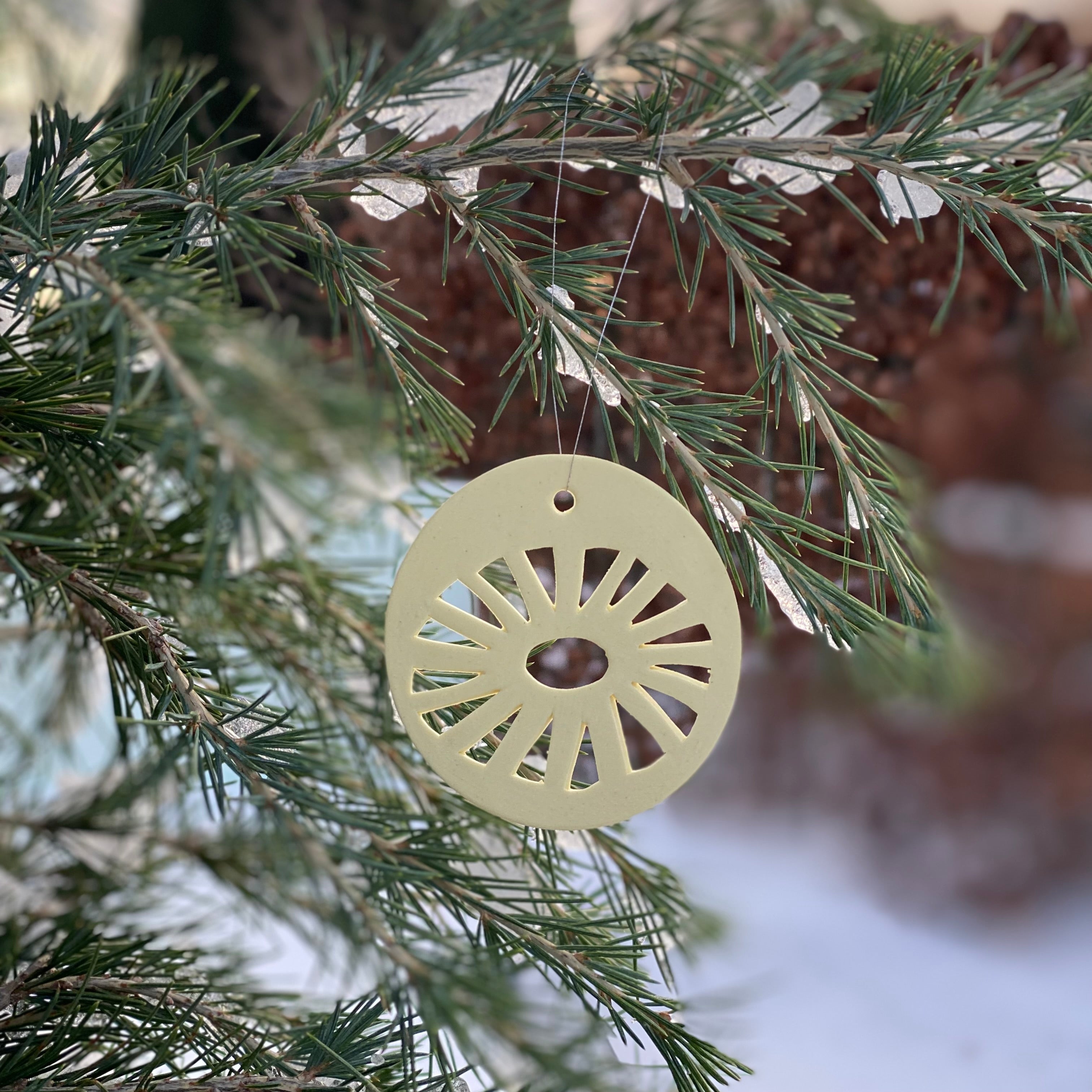 Keramik ophæng Daisy - svag gul