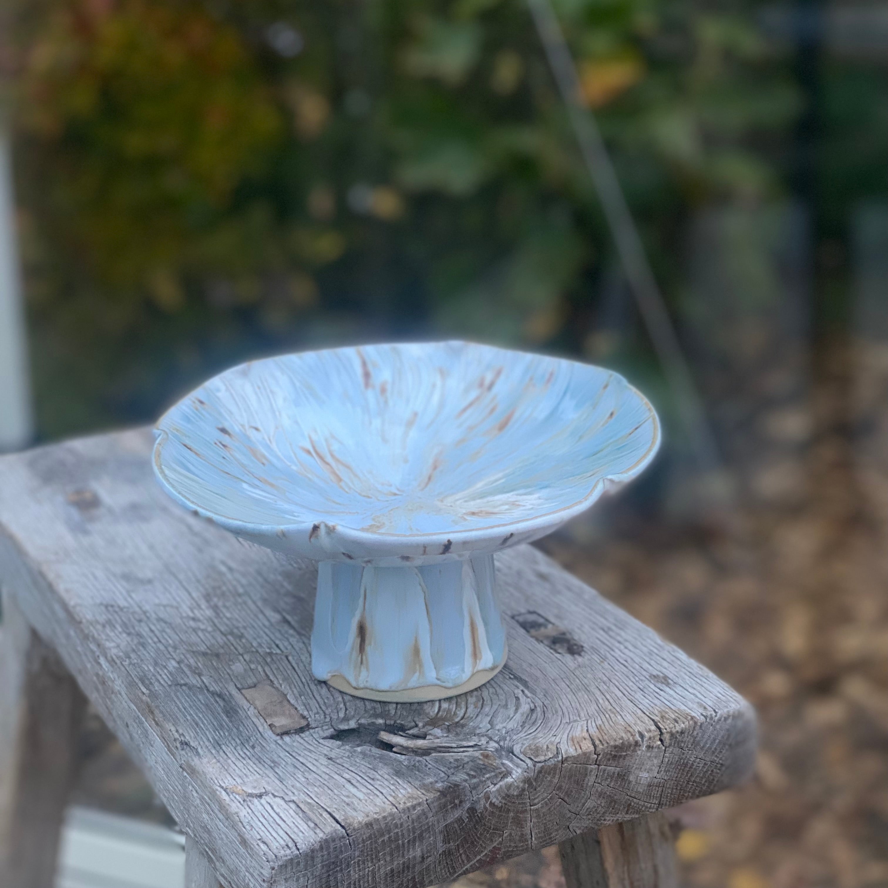 Keramikopsats ‘Flower’ i blå, creme og brun – opsats vist i brug som dekoration