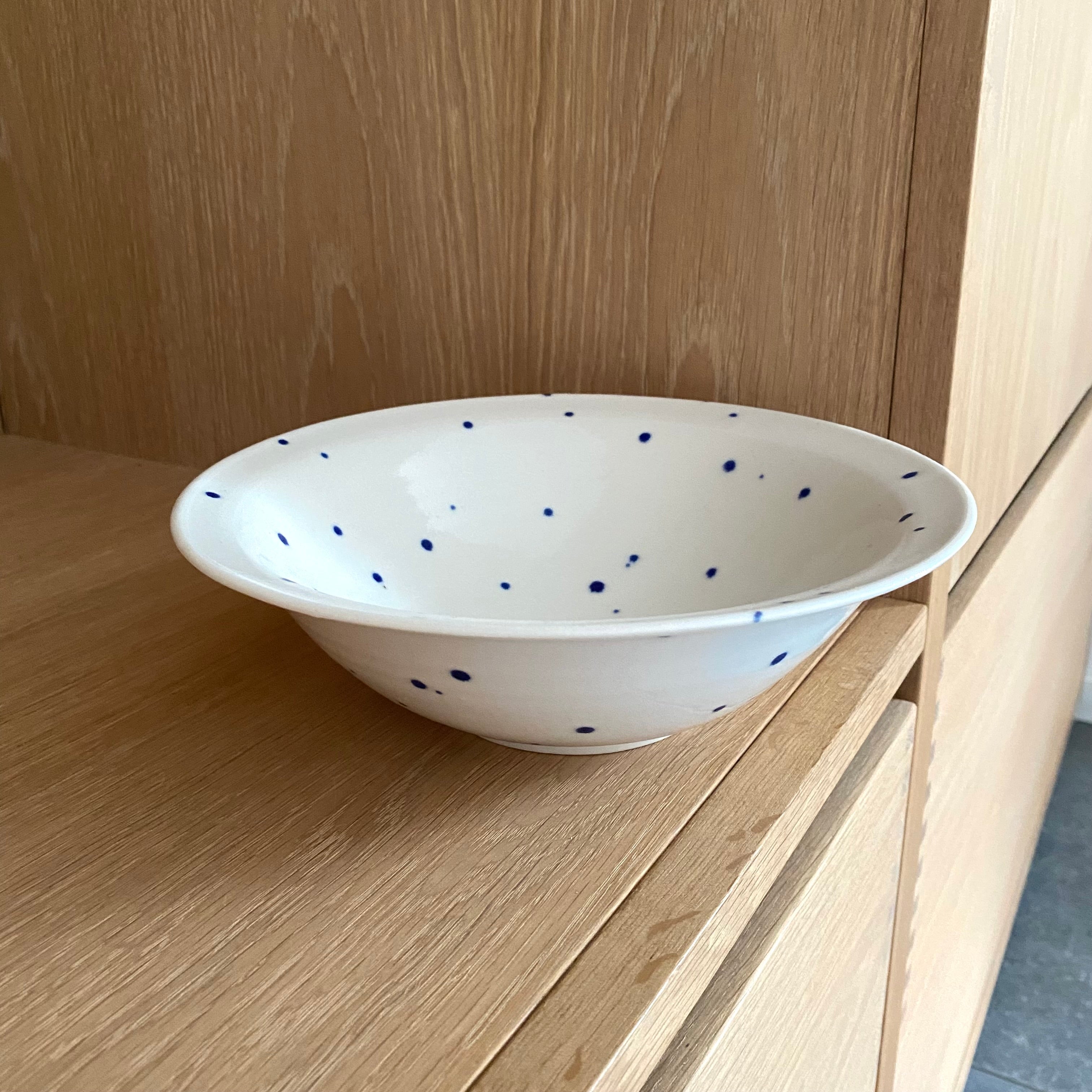 Hånddrejet keramikfad i hvid porcelæn med blå prikker – salatskål