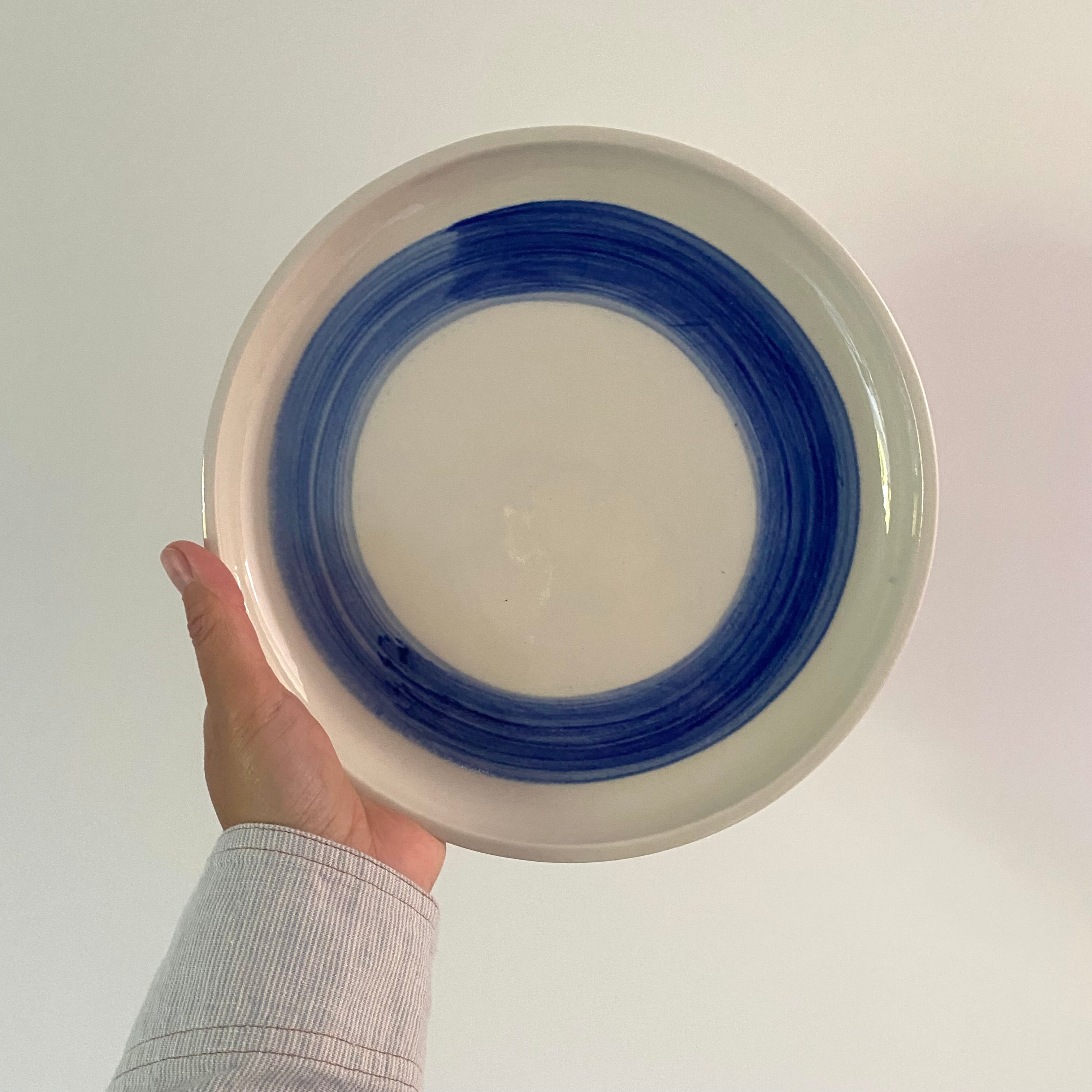 Fad med håndmalet blå cirkel i glasur – unika keramik, Bornholm