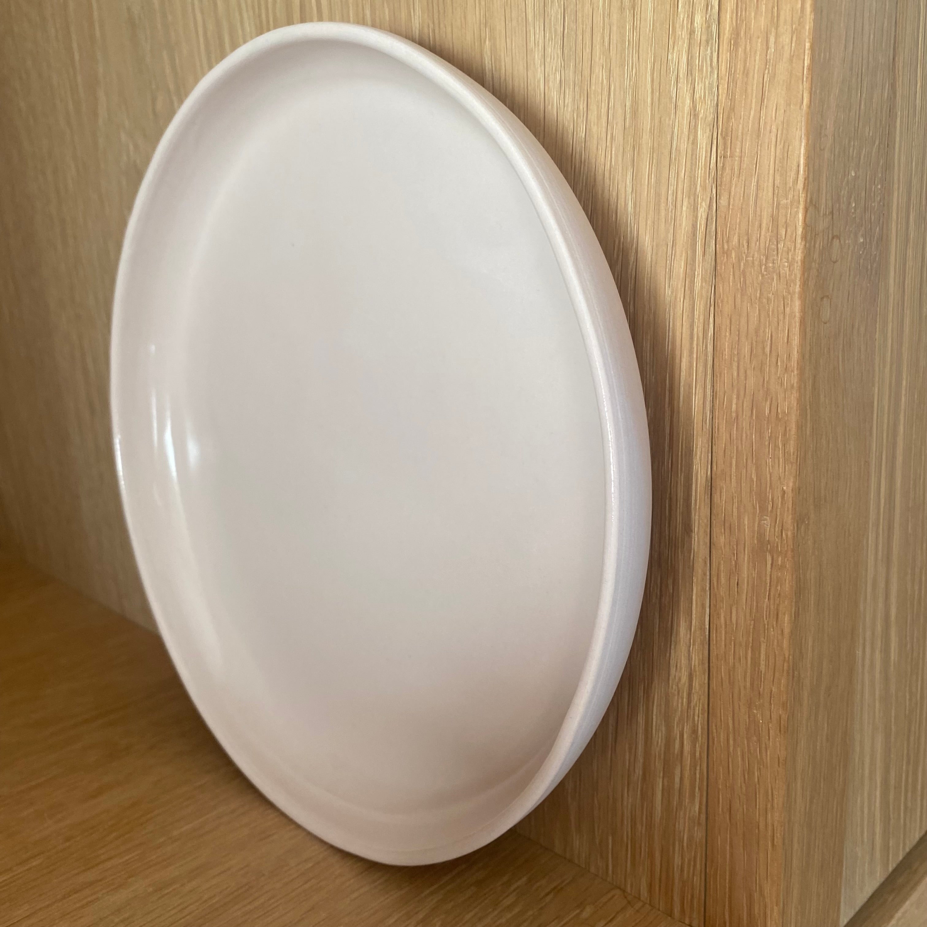 Håndlavet keramikfad i svag lyserød. Giver et smukt udtryk til borddækningen. Fås hos unika:k