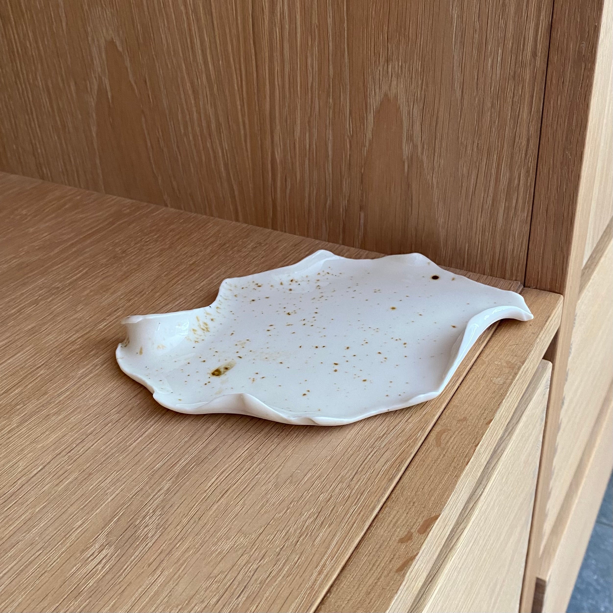 Håndlavet keramikfad Reden i mat hvid og brun glasur – unika fra Studio Aarhus inspireret af Vadehavet.