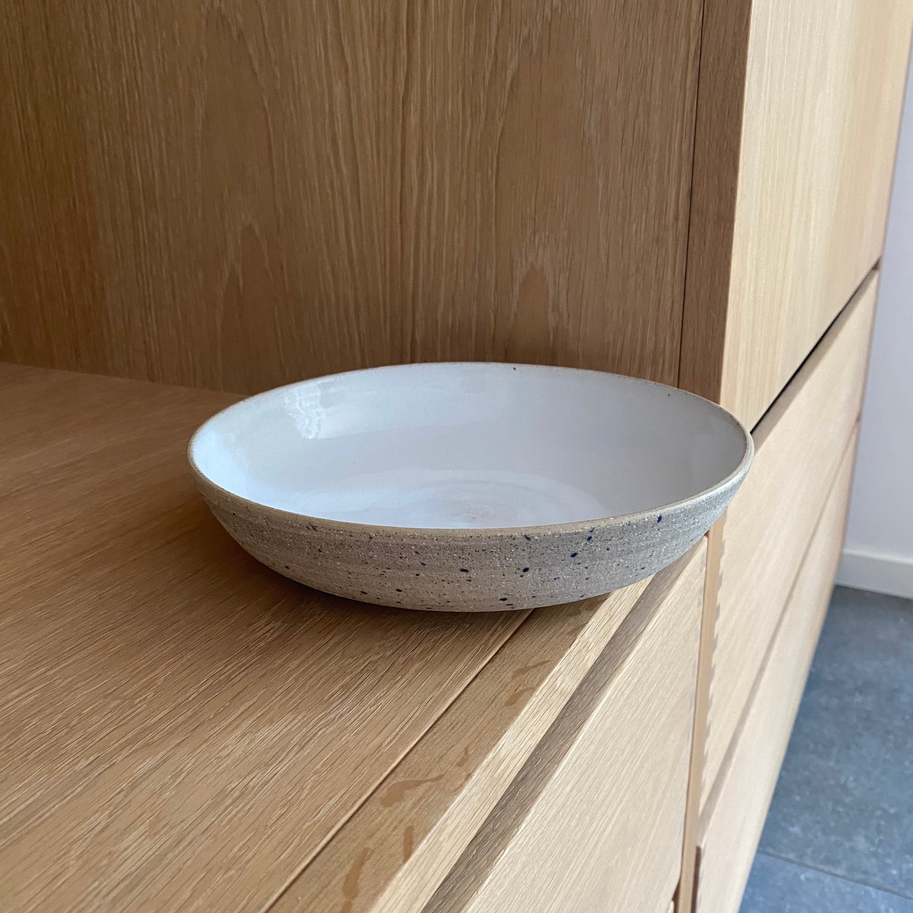 Keramikfad i sandfarve med blå prikker – håndlavet unika