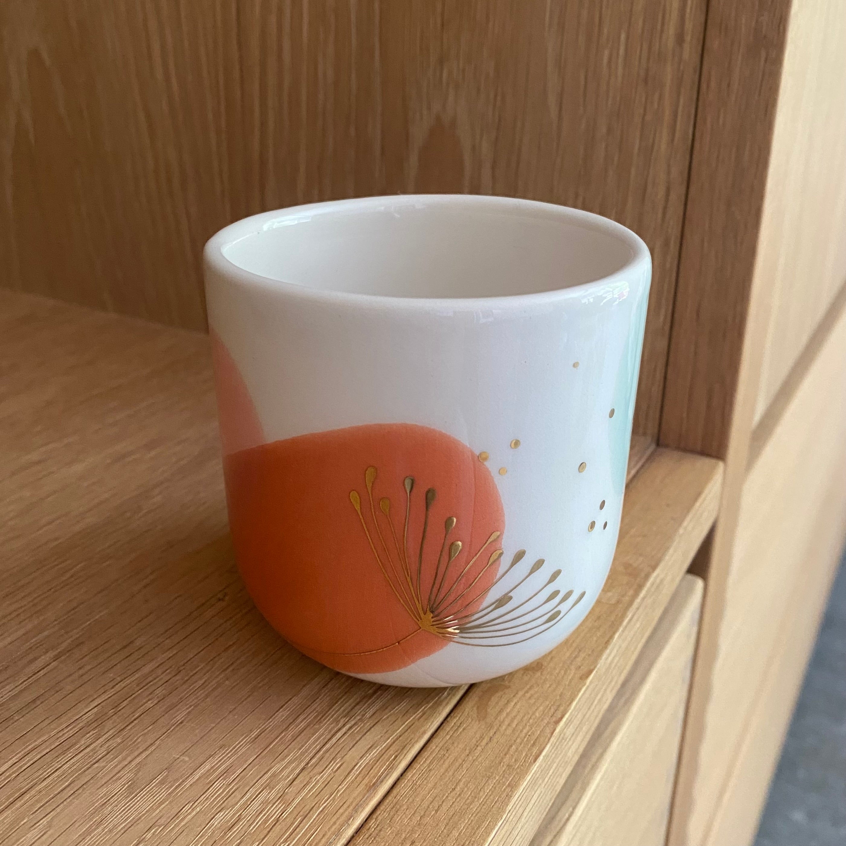 Unik lattekeramikkop fra Marinski med guld og naturinspireret dekoration