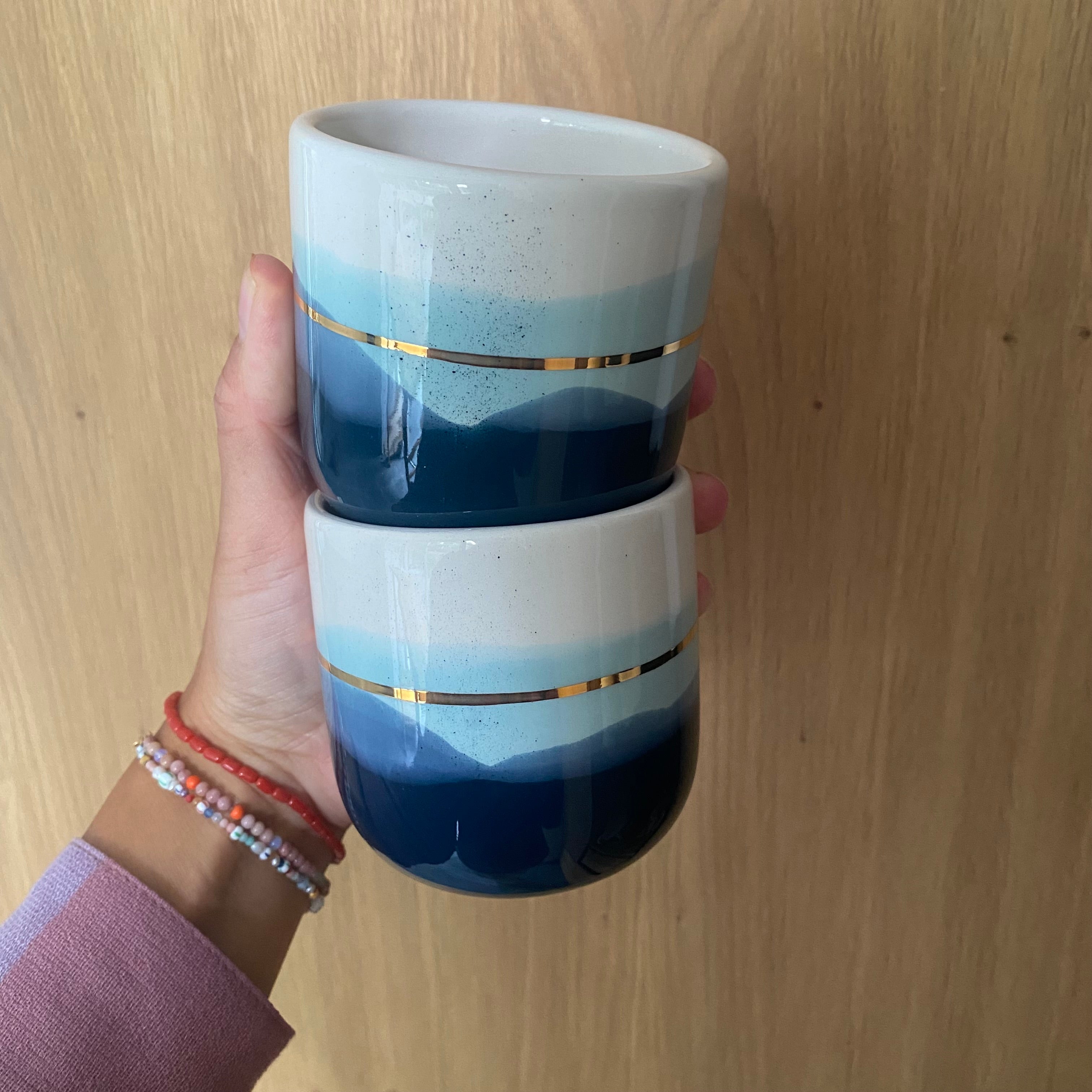 Lattekop “Landscape” i hånden – håndlavet keramik med mørkeblå, mint og guld fra Marinski Heartmades