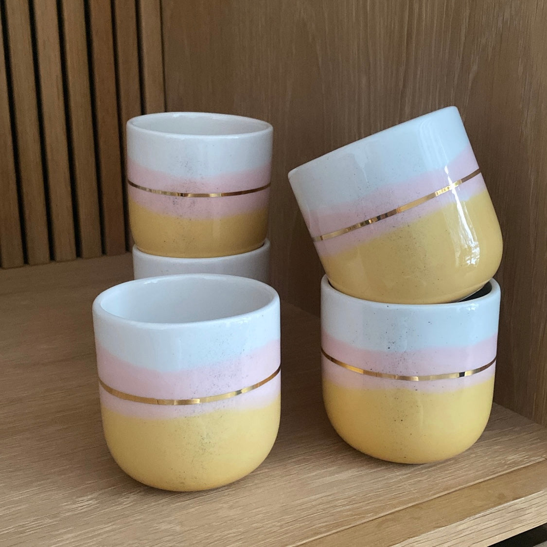 Håndlavet keramikkop ‘Landscape’ i gul og lyserød og med gulddetalje