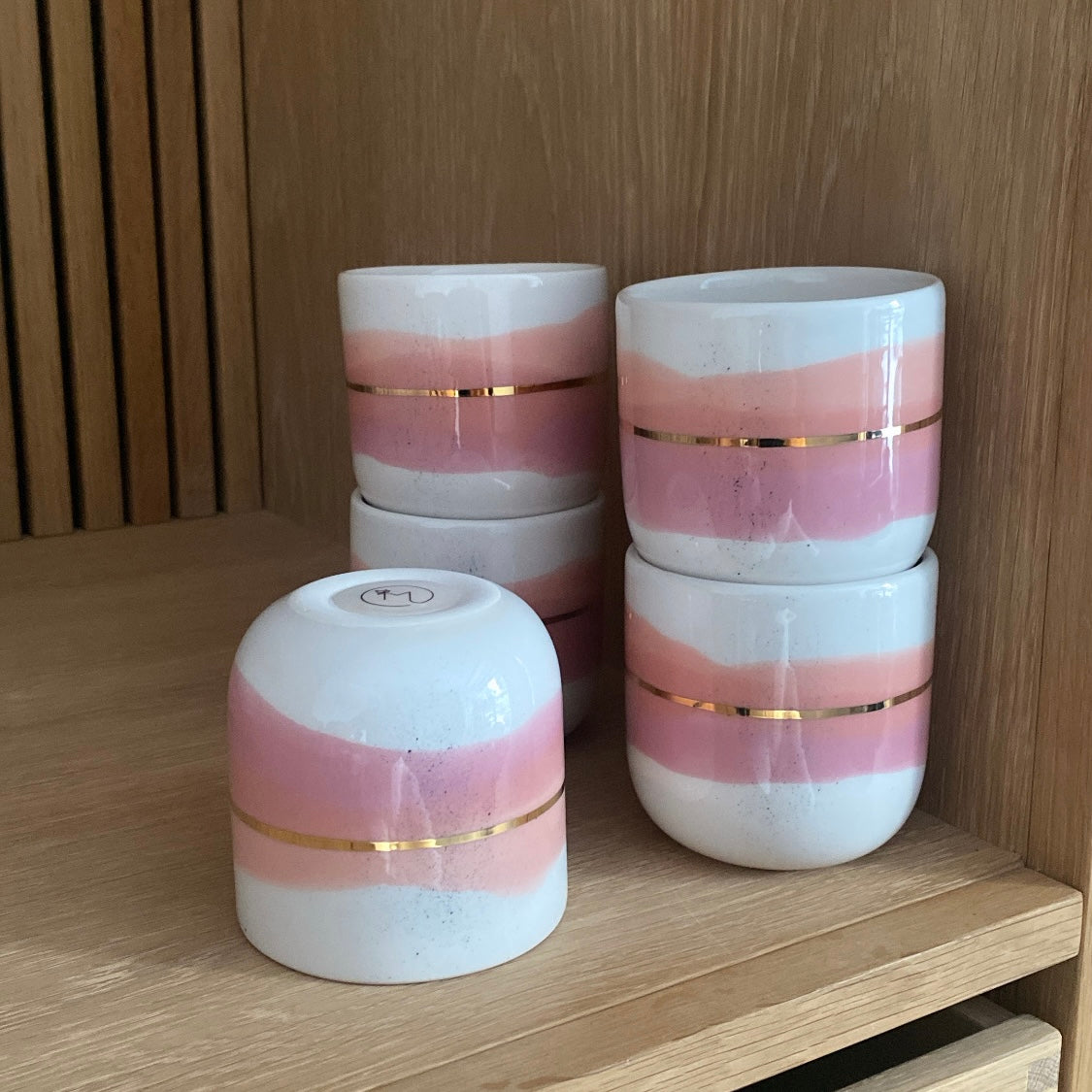 Håndlavet keramikkop ‘Landscape’ i koral og lyserød og med gulddetalje