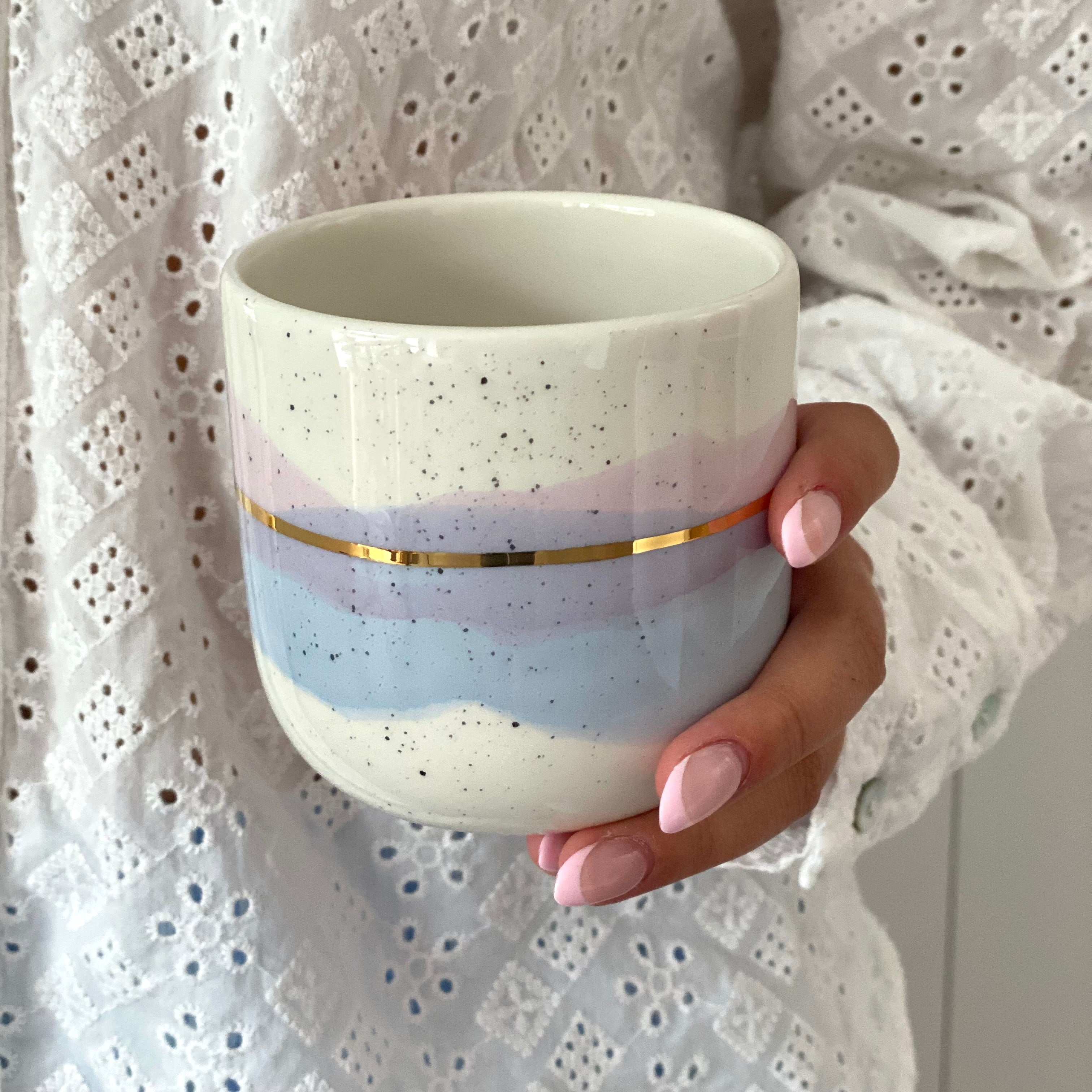 Detaljebillede af Serenity koppen – keramik med håndmalet guldstreg