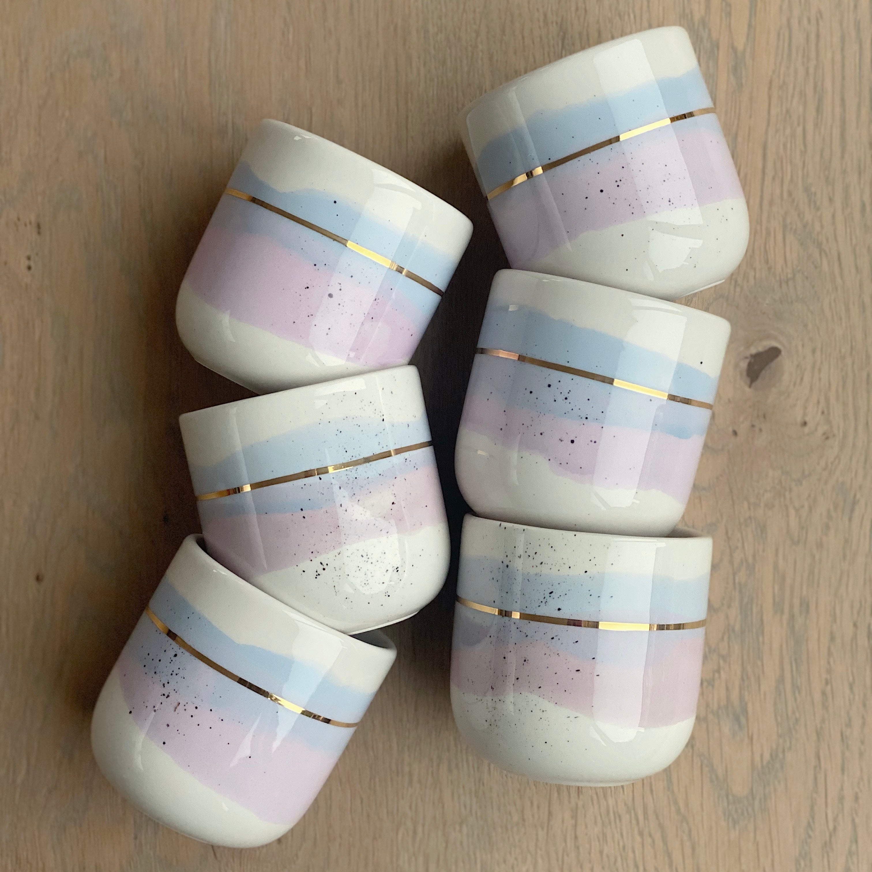 Håndlavet keramikkop i blå og lilla med guldstreg – Marinski Heartmades