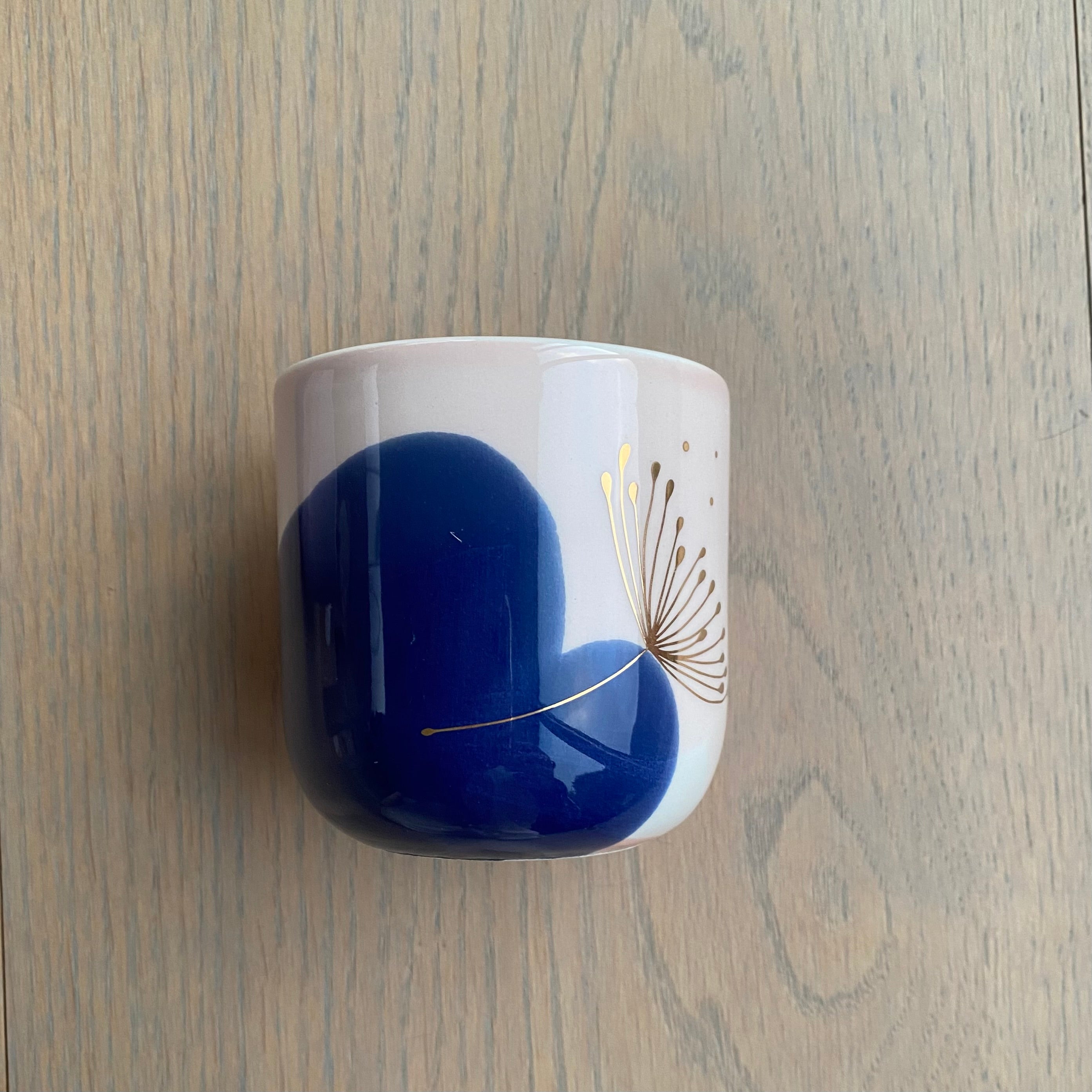 Håndlavet Marinski latte kop med guldprikker og botanisk motiv