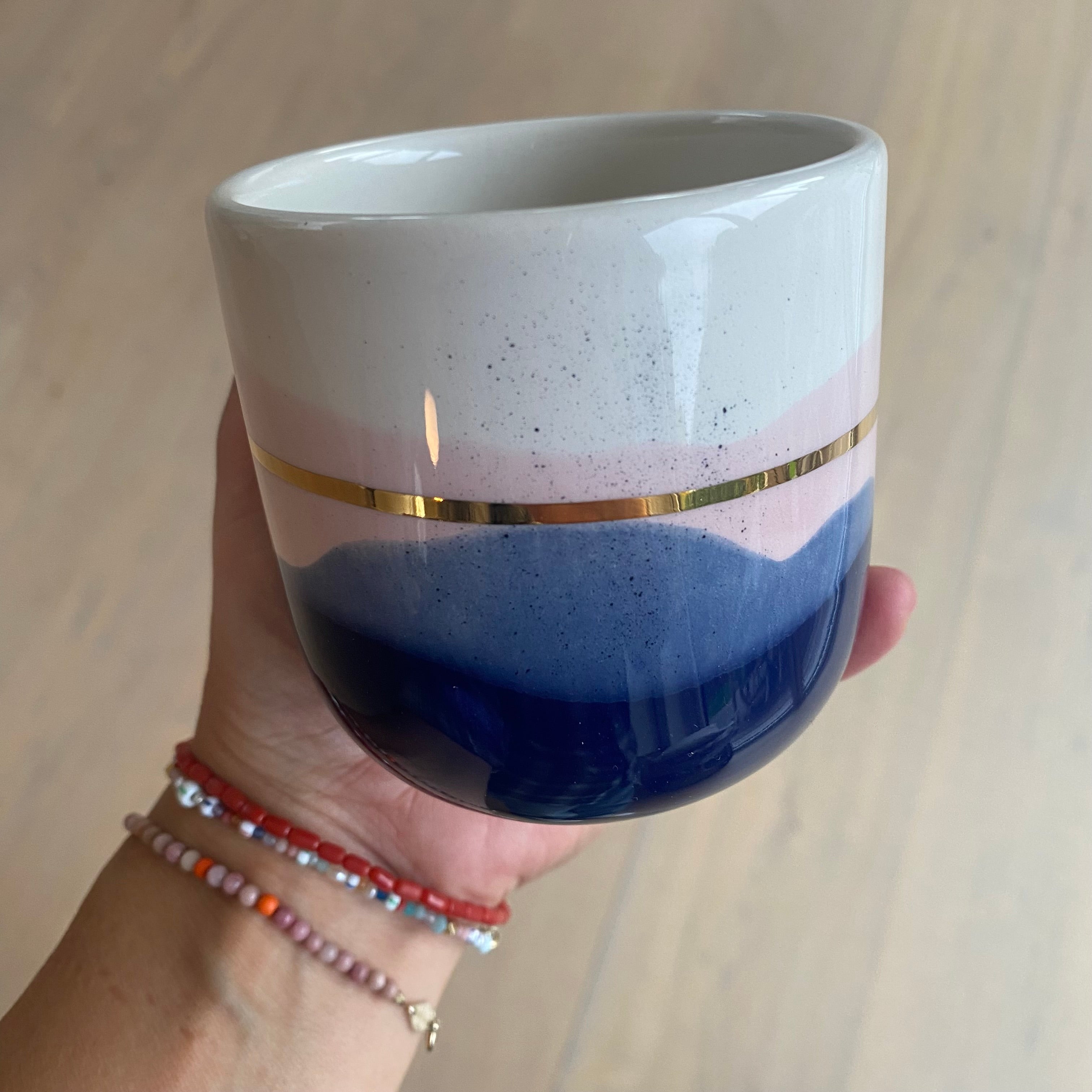 Keramikkop Latte Landscape i kongeblå og lyserød nuancer, håndlavet kop med guldstreg fra unika:k
